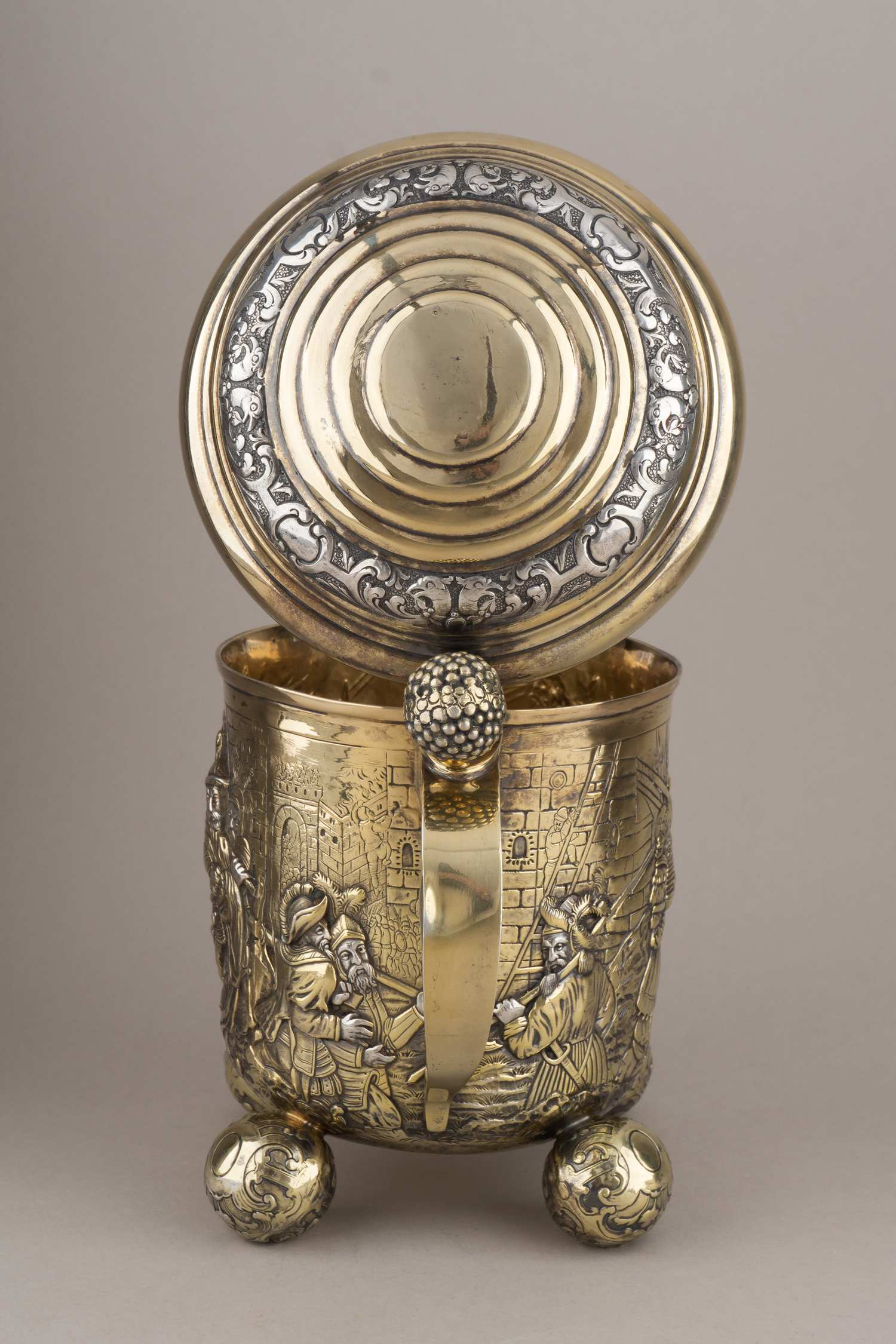 Большая кружка с изображением батальной сцены. <br>Германия, Ханау, Людвиг Нересхеймер и К°, 1903.