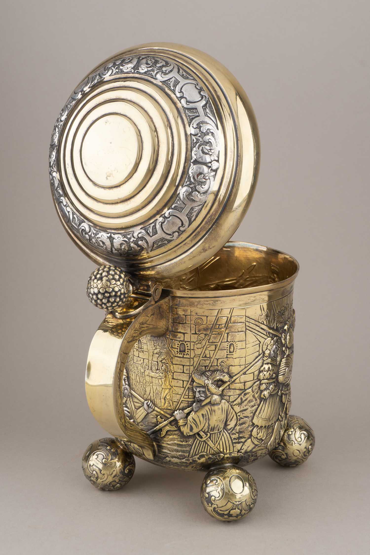 Большая кружка с изображением батальной сцены. <br>Германия, Ханау, Людвиг Нересхеймер и К°, 1903.