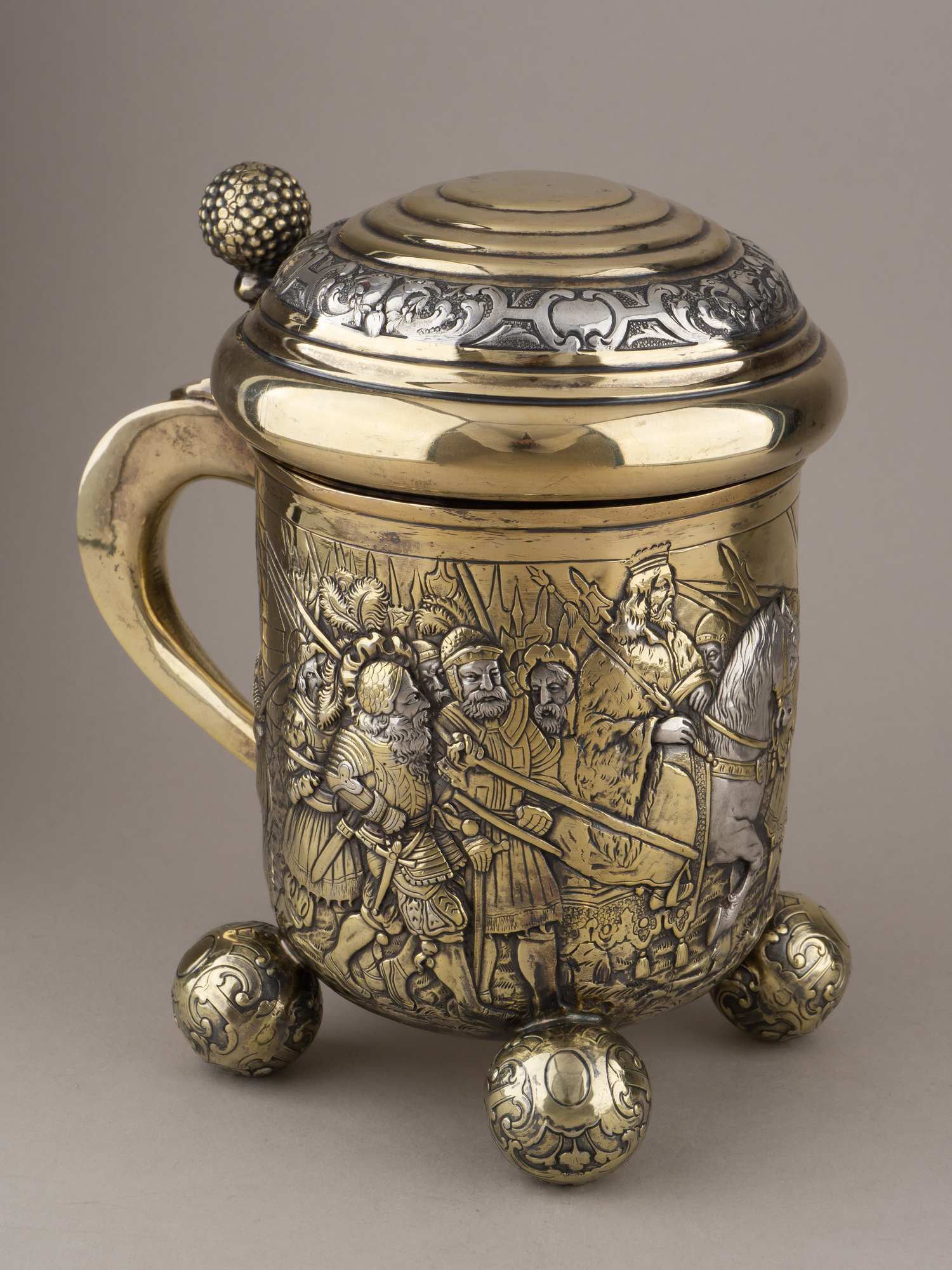 Большая кружка с изображением батальной сцены. <br>Германия, Ханау, Людвиг Нересхеймер и К°, 1903.