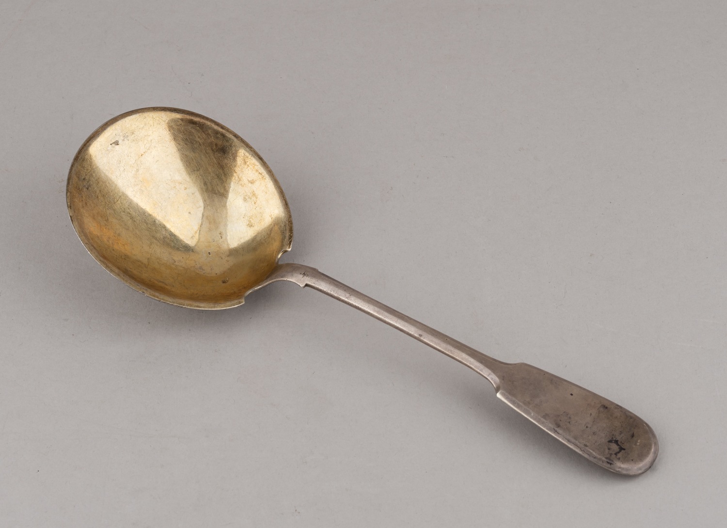 (Из собрания секретаря А.В. Луначарского) Ложка большая для сервировки. Россия, Москва, фирма Поставщика Императорского двора П. Овчинникова, 1880-1890 годы.