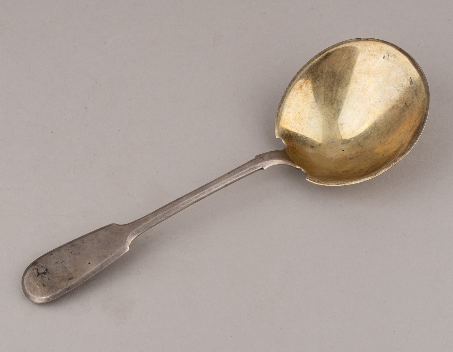 (Из собрания секретаря А.В. Луначарского) Ложка большая для сервировки. Россия, Москва, фирма Поставщика Императорского двора П. Овчинникова, 1880-1890 годы.