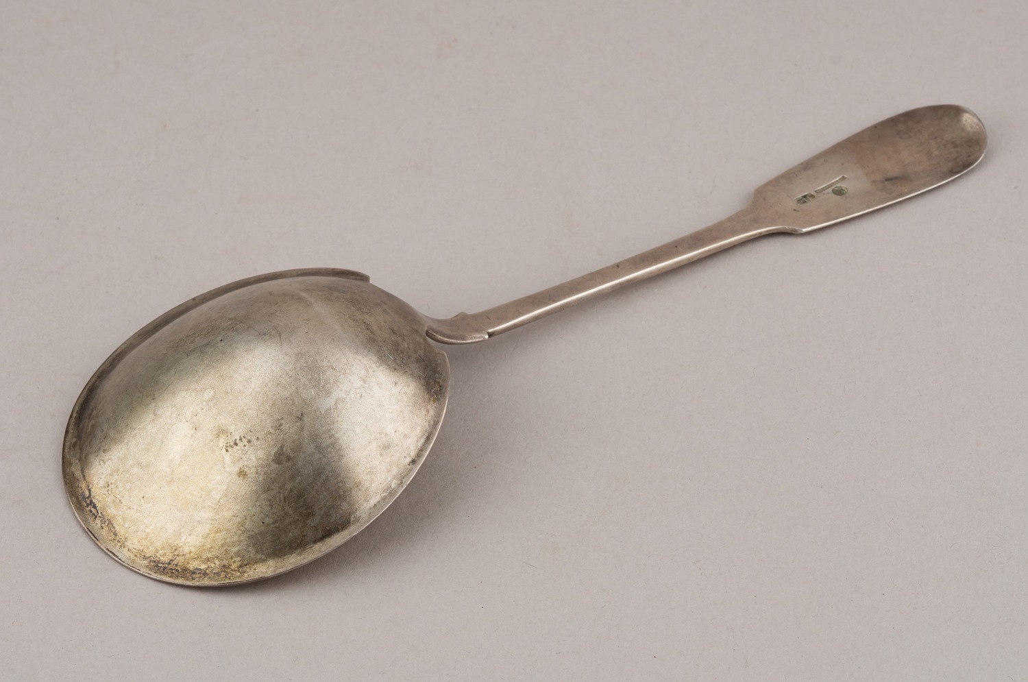 (Из собрания секретаря А.В. Луначарского) Ложка большая для сервировки. Россия, Москва, фирма Поставщика Императорского двора П. Овчинникова, 1880-1890 годы.