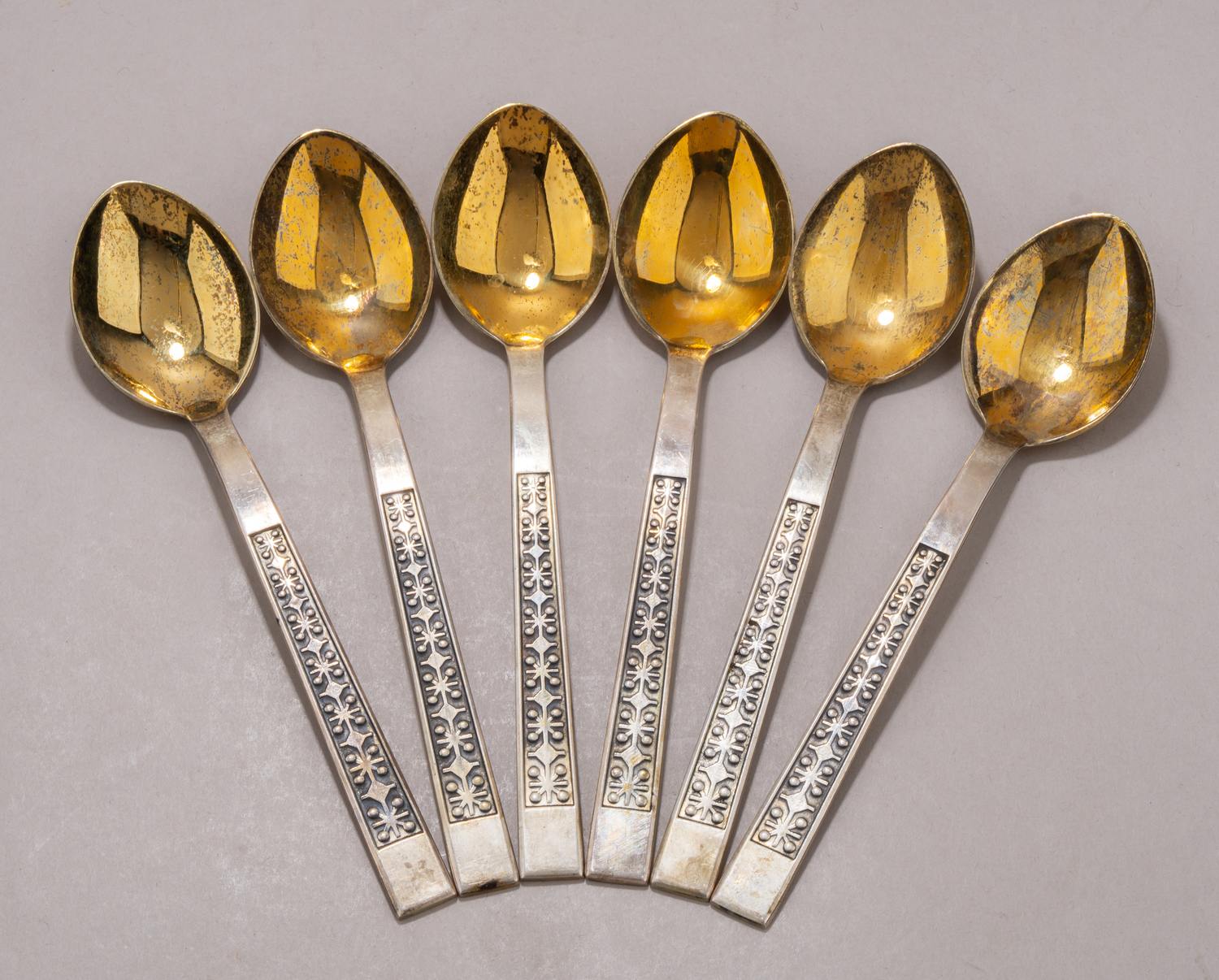 (Из собрания секретаря А.В. Луначарского) Шесть чайных ложек в оригинальном футляре. СССР, Таллин, Экспериментальный ювелирный завод Союзювелирпрома, 1985 г.