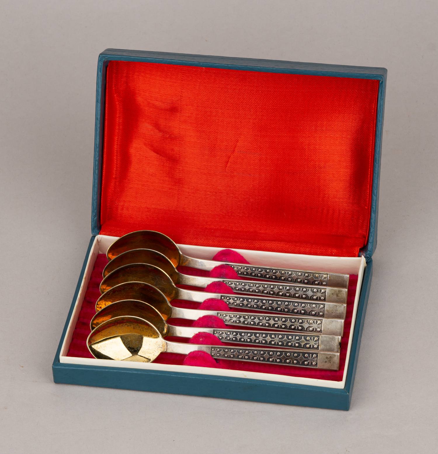 (Из собрания секретаря А.В. Луначарского) Шесть чайных ложек в оригинальном футляре. СССР, Таллин, Экспериментальный ювелирный завод Союзювелирпрома, 1985 г.