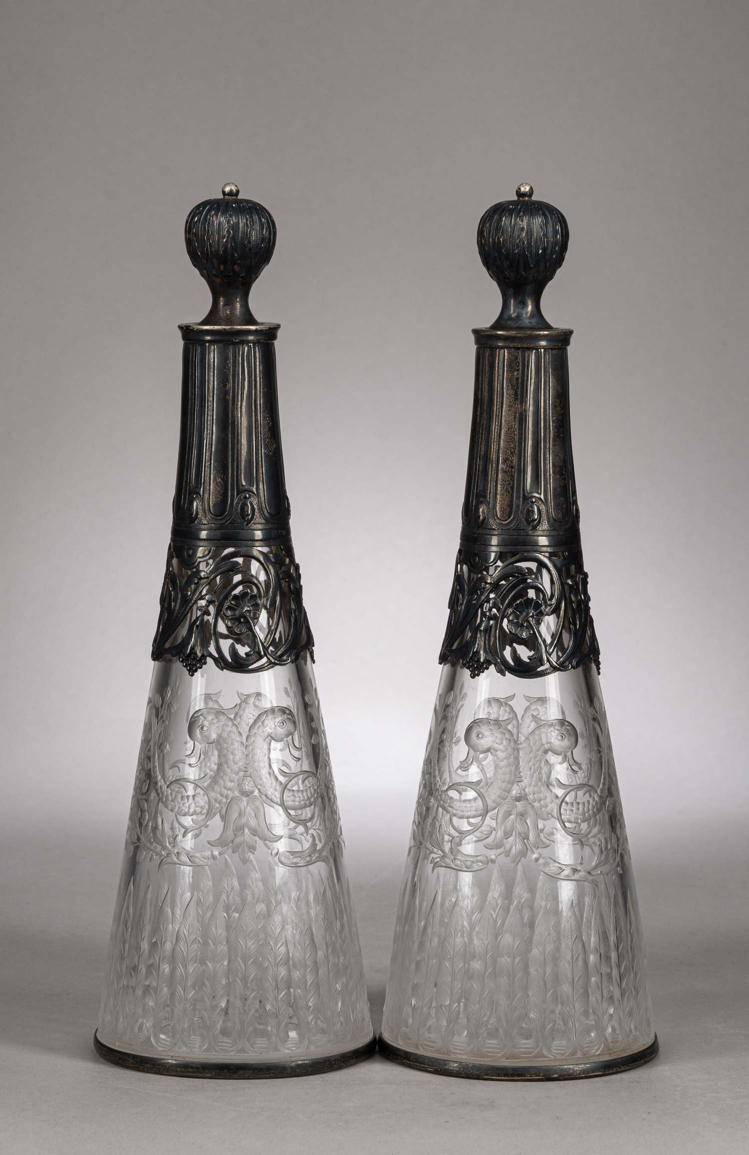 Парные хрустальные флаконы для вина в серебряной оправе.<br>Франция, фабрика Мориса Герше, начало XX века.