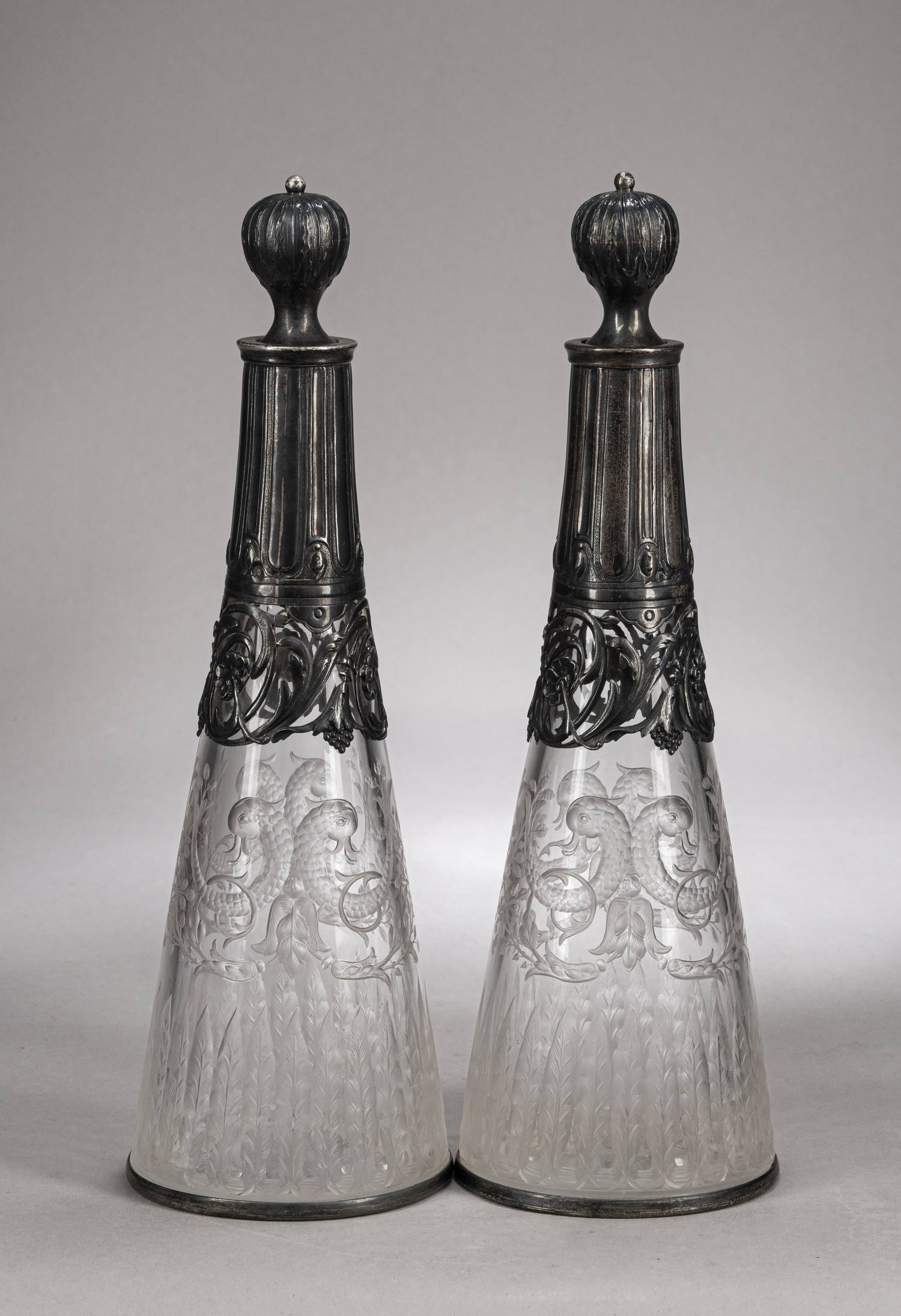 Парные хрустальные флаконы для вина в серебряной оправе.<br>Франция, фабрика Мориса Герше, начало XX века.