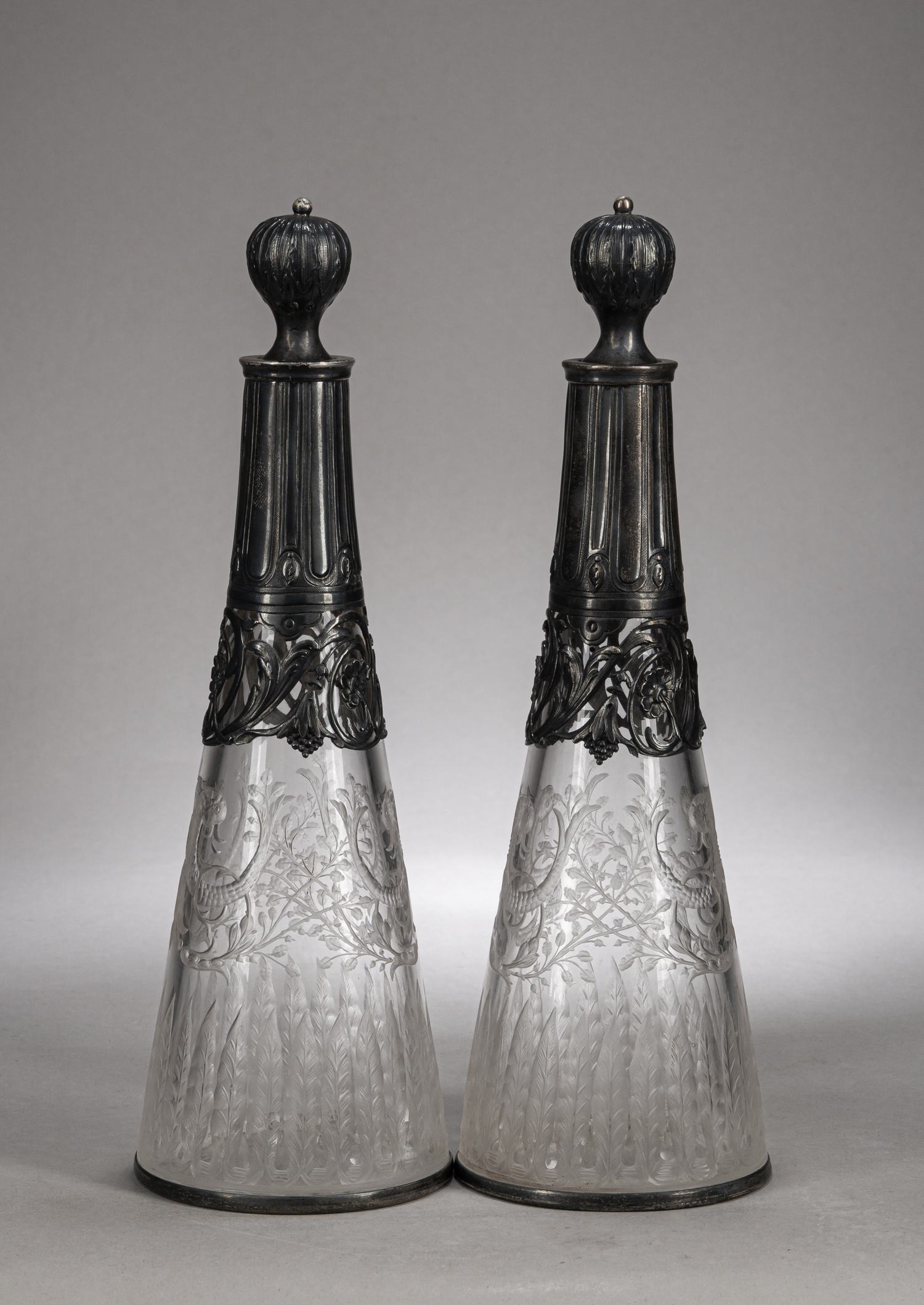 Парные хрустальные флаконы для вина в серебряной оправе.<br>Франция, фабрика Мориса Герше, начало XX века.