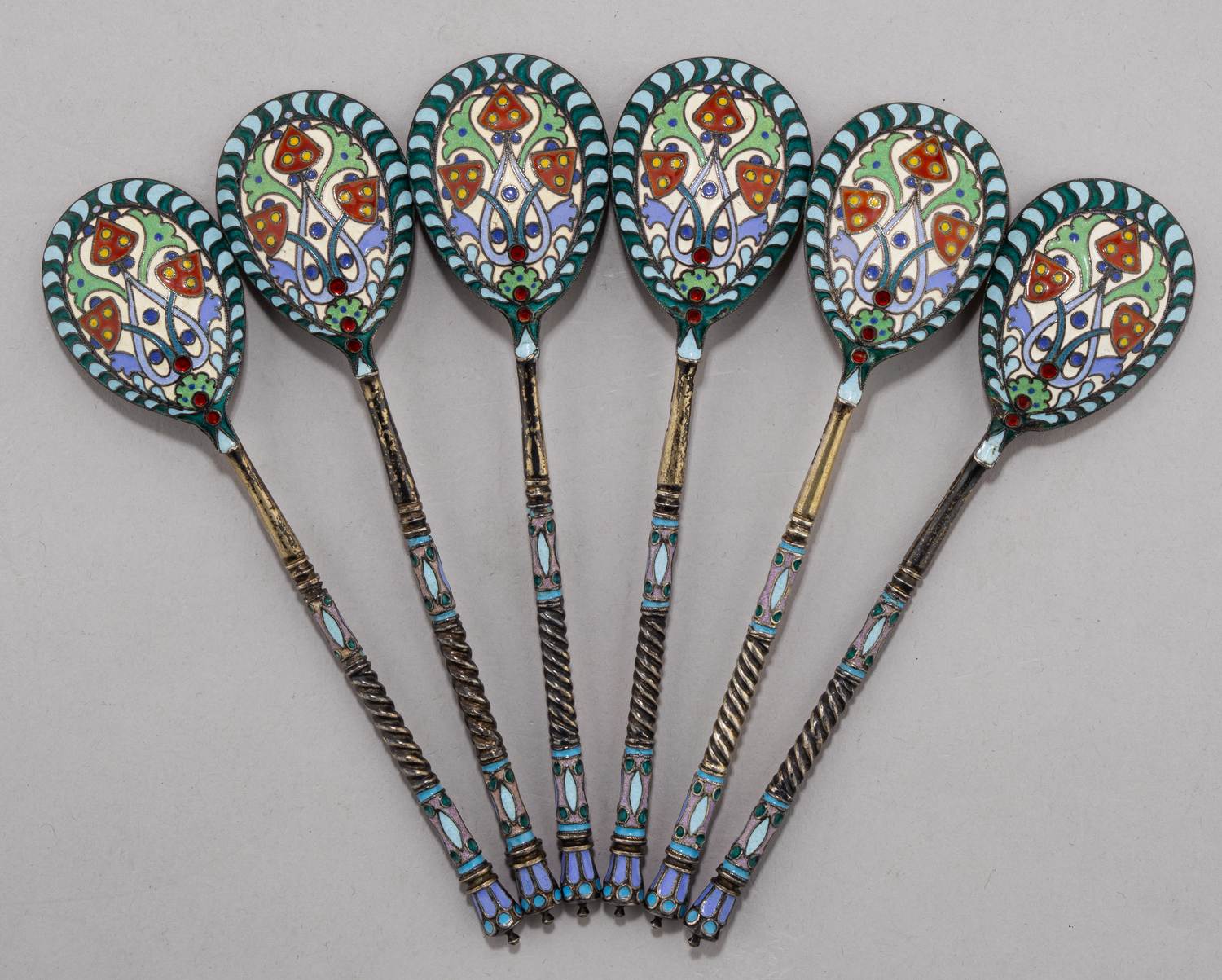 (Овчинников. Модерн.) Шесть ложек с художественной эмалью. <br>Россия, Москва, Фирма поставщика императорского двора П.А. Овчинникова, 1908–1916 годы.