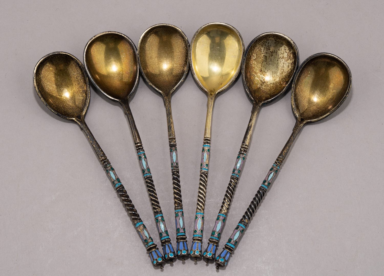 (Овчинников. Модерн.) Шесть ложек с художественной эмалью. <br>Россия, Москва, Фирма поставщика императорского двора П.А. Овчинникова, 1908–1916 годы.