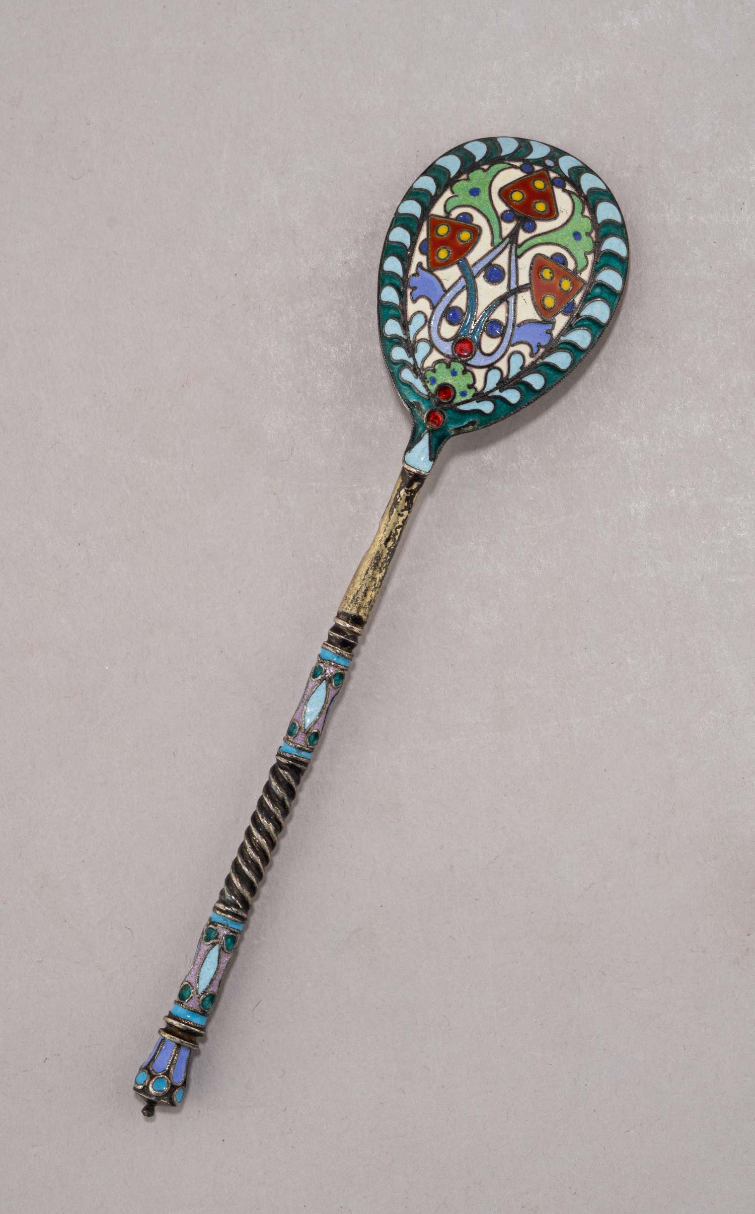 (Овчинников. Модерн.) Шесть ложек с художественной эмалью. <br>Россия, Москва, Фирма поставщика императорского двора П.А. Овчинникова, 1908–1916 годы.