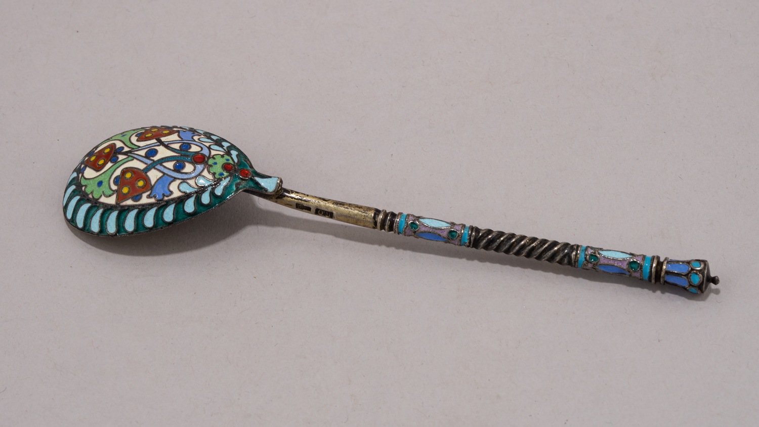 (Овчинников. Модерн.) Шесть ложек с художественной эмалью. <br>Россия, Москва, Фирма поставщика императорского двора П.А. Овчинникова, 1908–1916 годы.