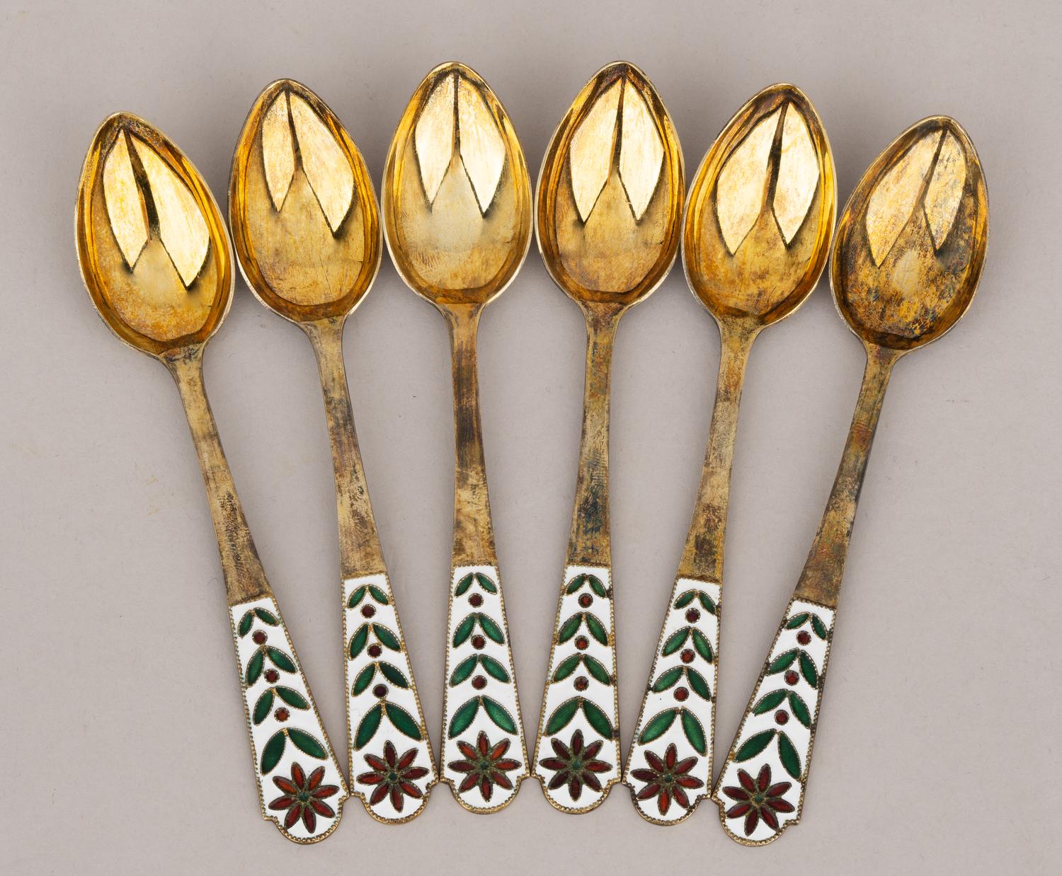 (Из собрания секретаря А.В. Луначарского) Шесть чайных ложек с эмалью в оригинальном футляре с бирками. СССР, Ленинград, объединение Русские самоцветы, 1976 г.