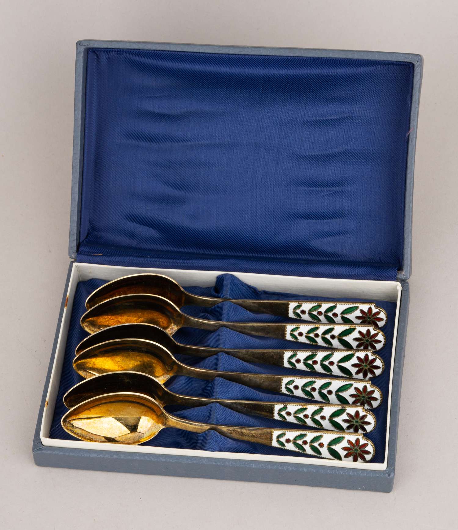 (Из собрания секретаря А.В. Луначарского) Шесть чайных ложек с эмалью в оригинальном футляре с бирками. СССР, Ленинград, объединение Русские самоцветы, 1976 г.