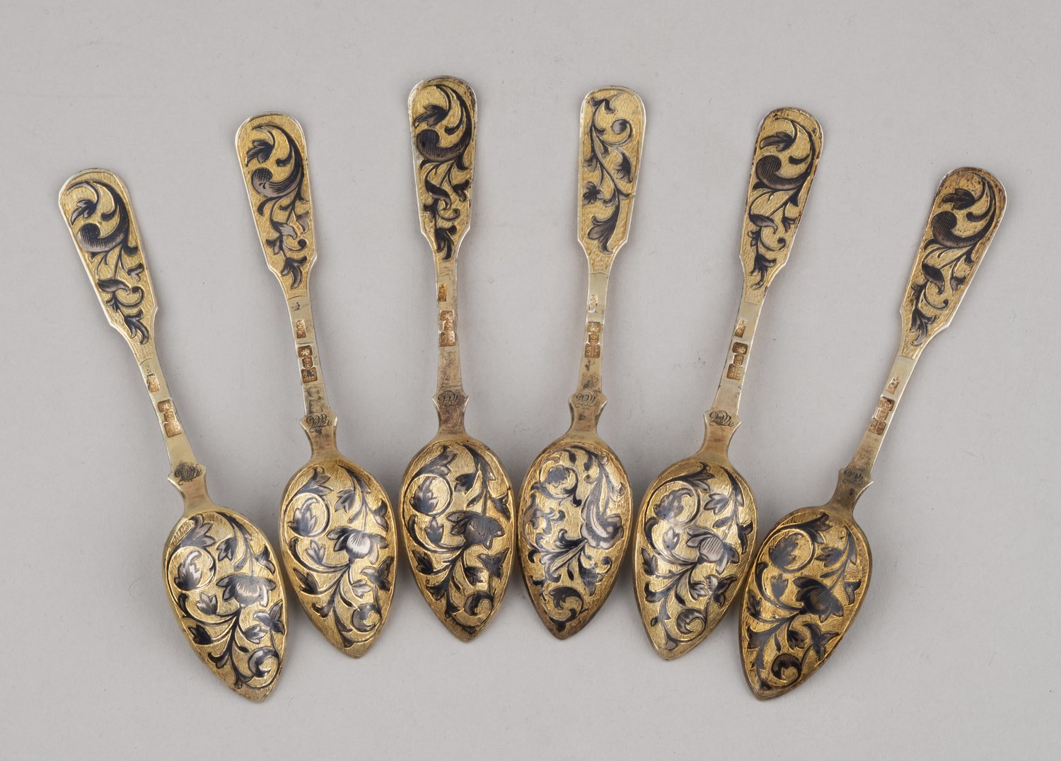 Шесть чайных ложек с черневым орнаментом и позолотой. Россия, Москва, мастер-монограммист «АК», 1847.