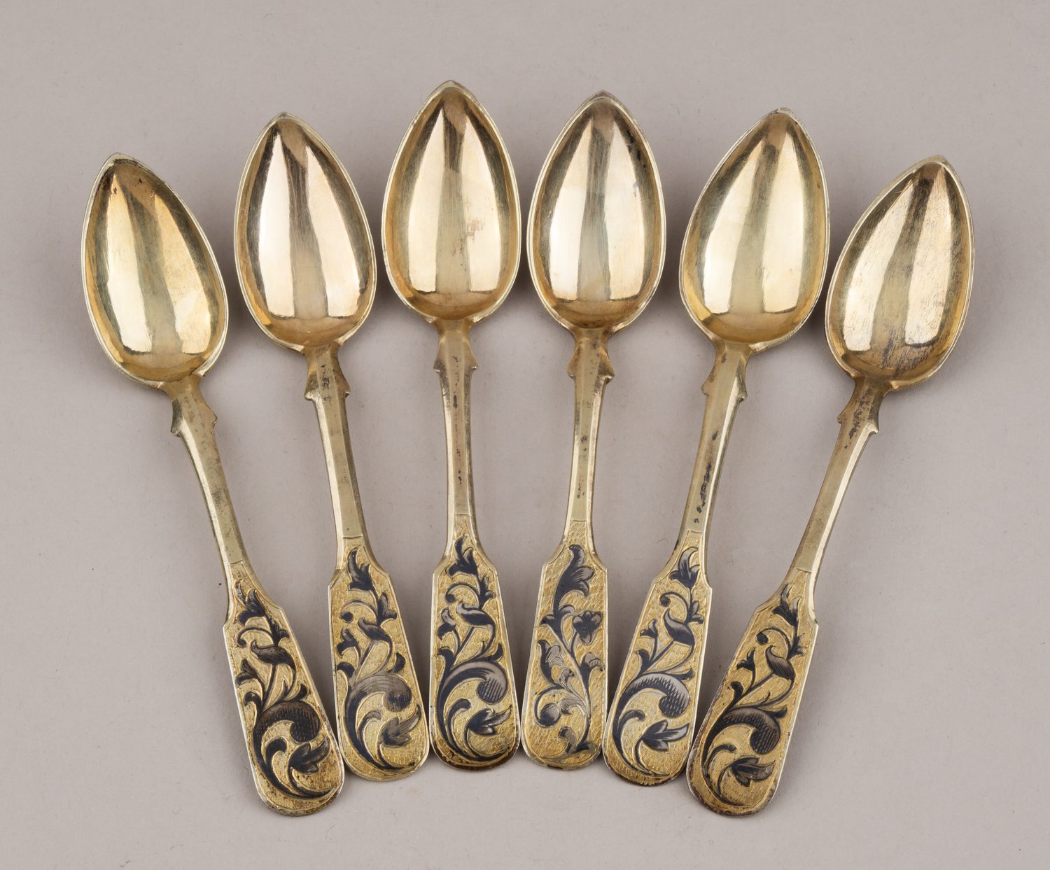 Шесть чайных ложек с черневым орнаментом и позолотой. Россия, Москва, мастер-монограммист «АК», 1847.