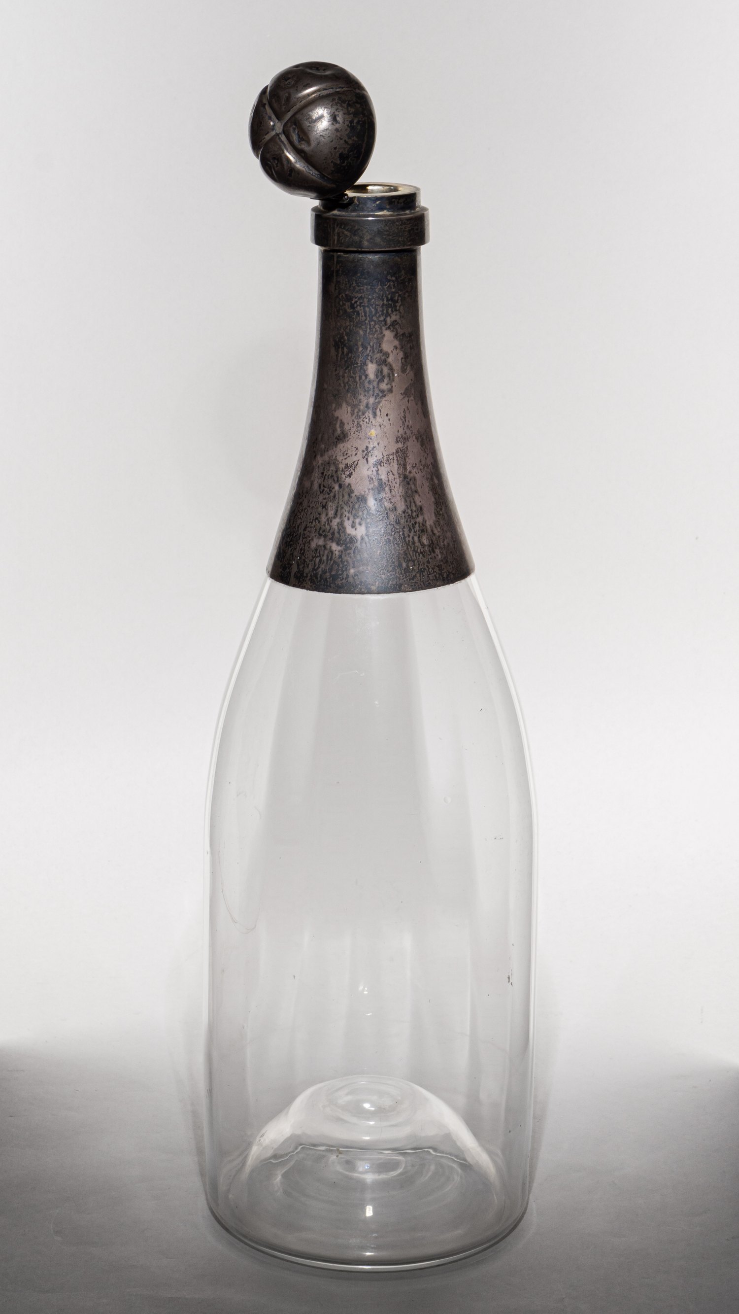 (С экспертизой. Специальный заказ императорской семьи) Бутылка под шампанское вино с монограммой А под императорской короной. Великобритания для России, Бирмингем, фирма Джон Томас Хит & Джон Миддлтон Хартшорн, Торговая компания «Альберт Баркер» в Лондоне, 1892 год.