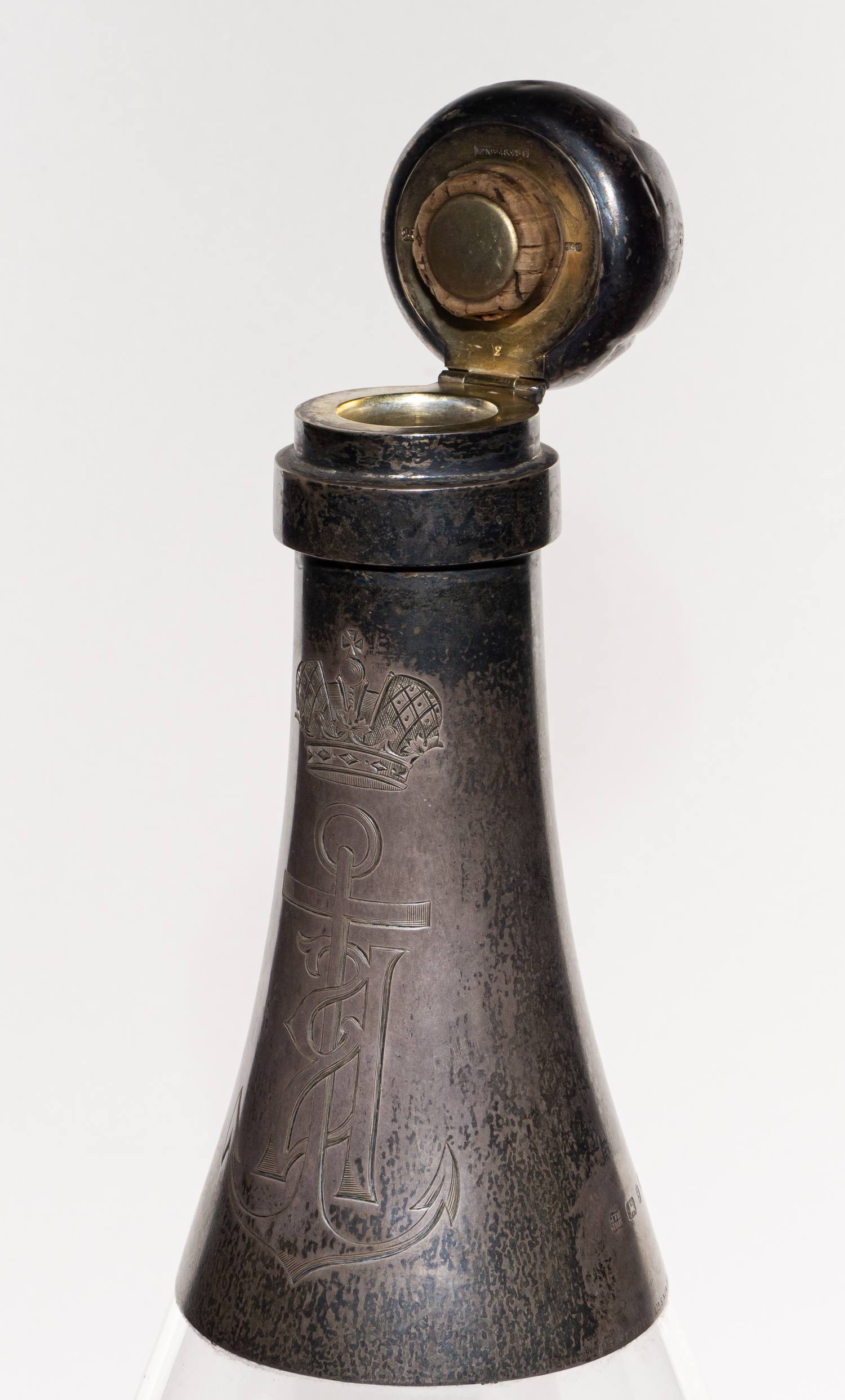 (С экспертизой. Специальный заказ императорской семьи) Бутылка под шампанское вино с монограммой А под императорской короной. Великобритания для России, Бирмингем, фирма Джон Томас Хит & Джон Миддлтон Хартшорн, Торговая компания «Альберт Баркер» в Лондоне, 1892 год.