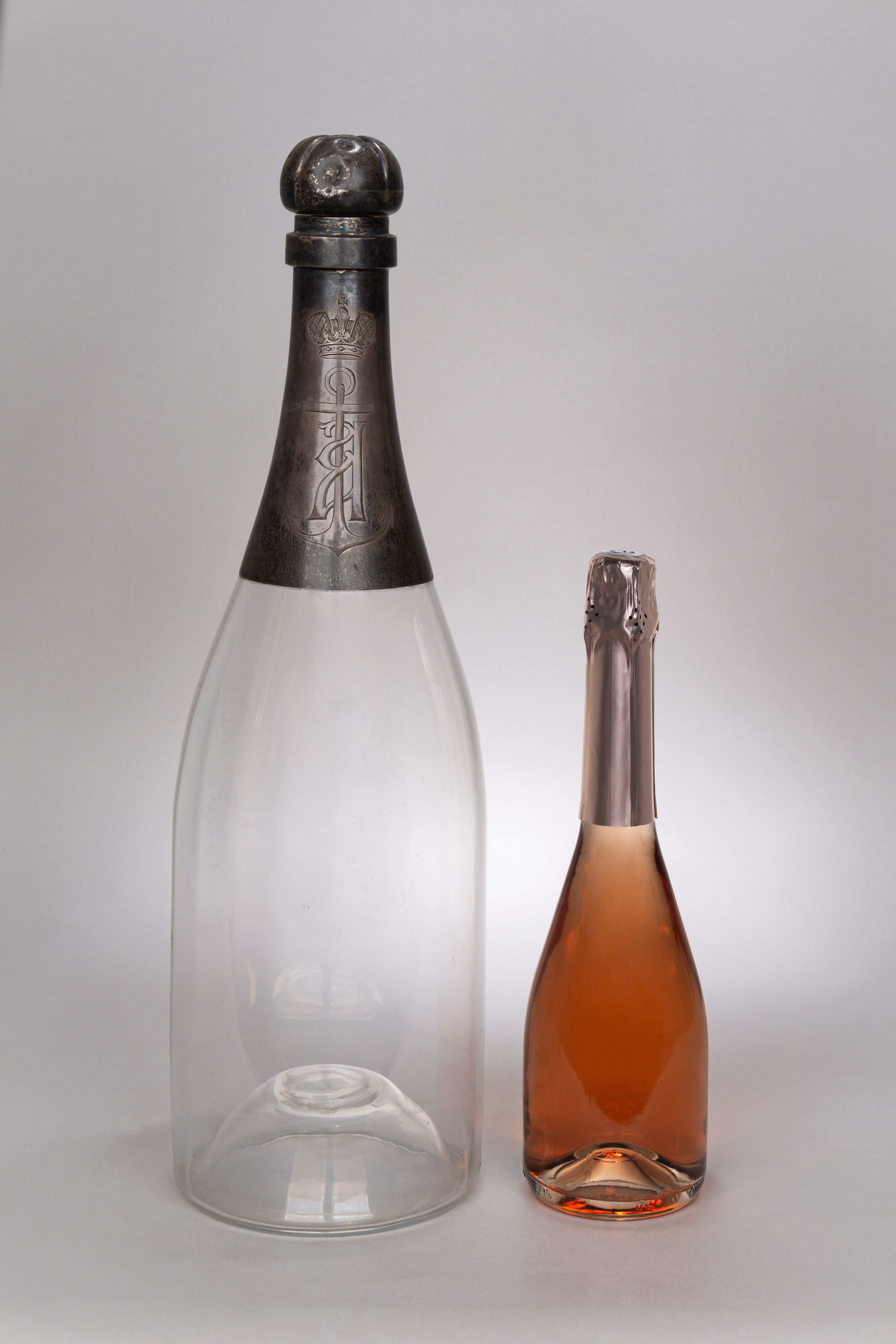 (С экспертизой. Специальный заказ императорской семьи) Бутылка под шампанское вино с монограммой А под императорской короной. Великобритания для России, Бирмингем, фирма Джон Томас Хит & Джон Миддлтон Хартшорн, Торговая компания «Альберт Баркер» в Лондоне, 1892 год.