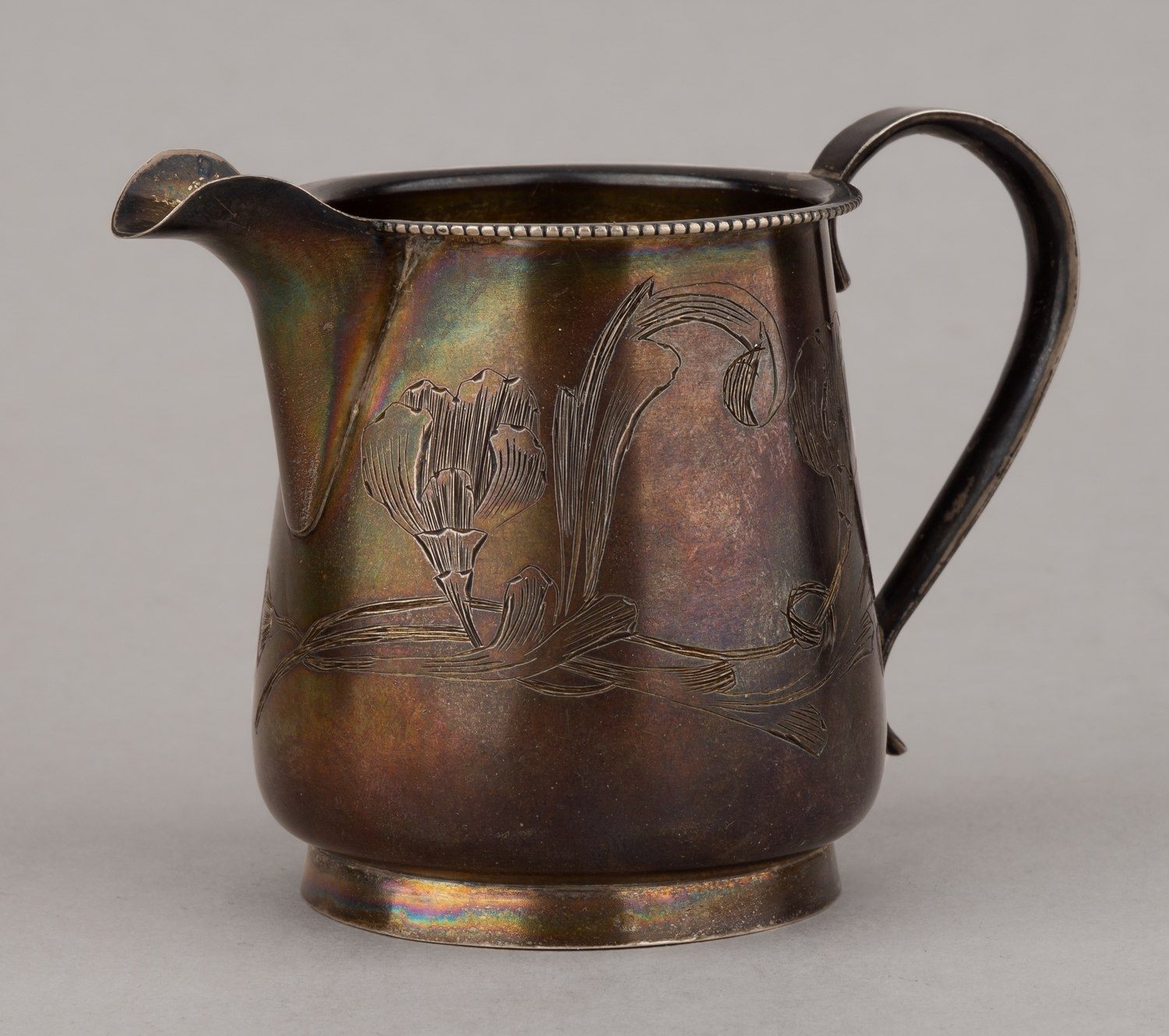 (Из собрания советской оперной певицы Антоновой Елизаветы) Сливочник в стиле модерн с изображением цветов. Россия, Москва, мастер-монограммист «НИ», 1899–1908 годы.