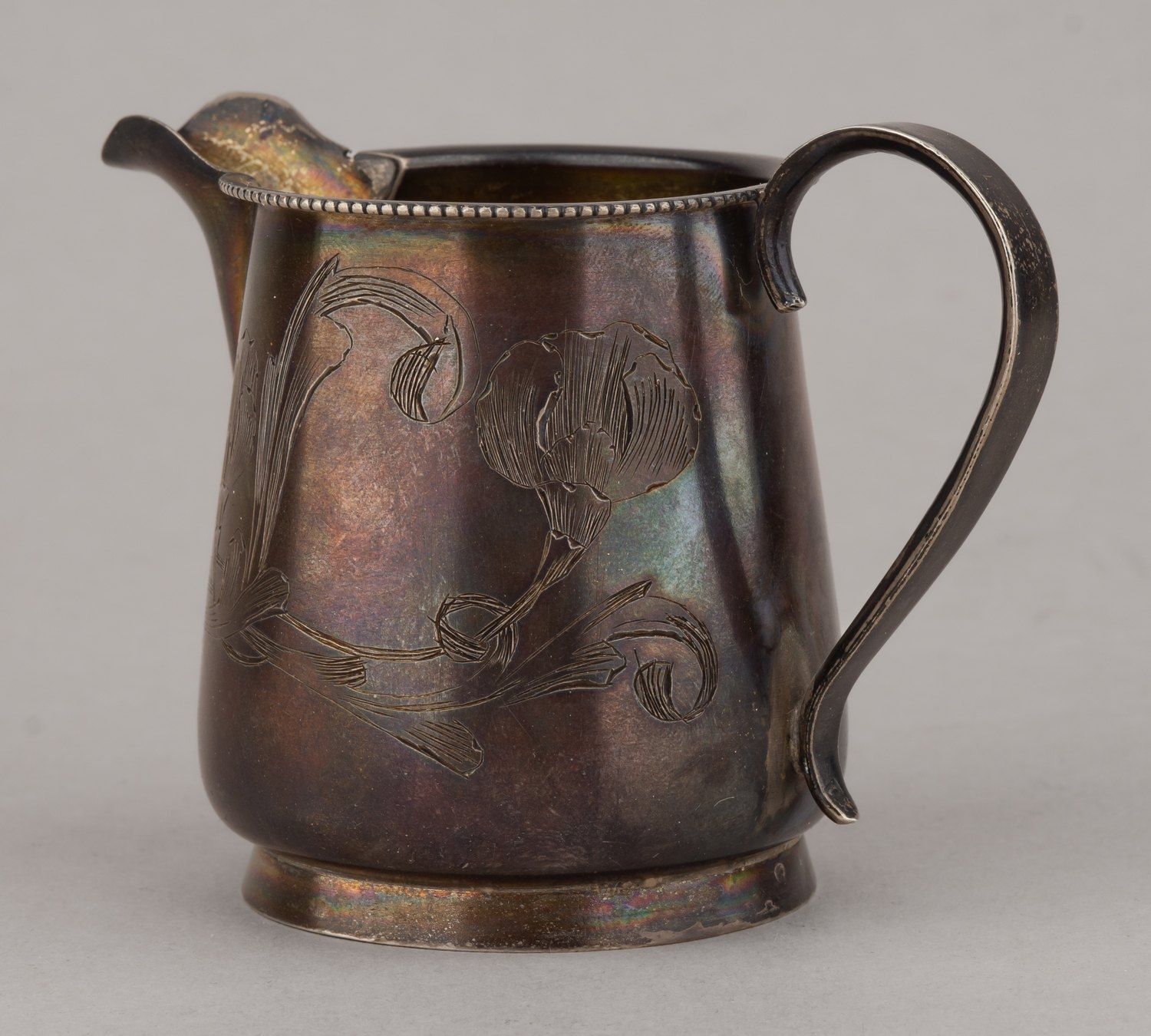 (Из собрания советской оперной певицы Антоновой Елизаветы) Сливочник в стиле модерн с изображением цветов. Россия, Москва, мастер-монограммист «НИ», 1899–1908 годы.