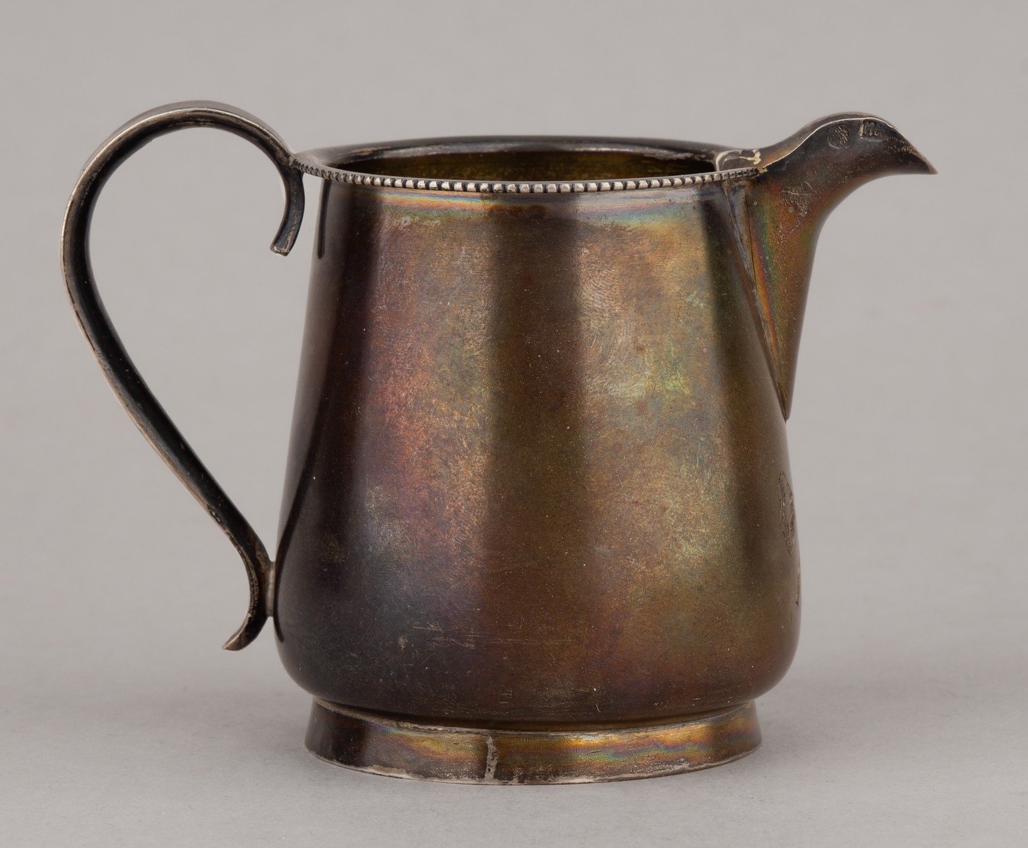 (Из собрания советской оперной певицы Антоновой Елизаветы) Сливочник в стиле модерн с изображением цветов. Россия, Москва, мастер-монограммист «НИ», 1899–1908 годы.