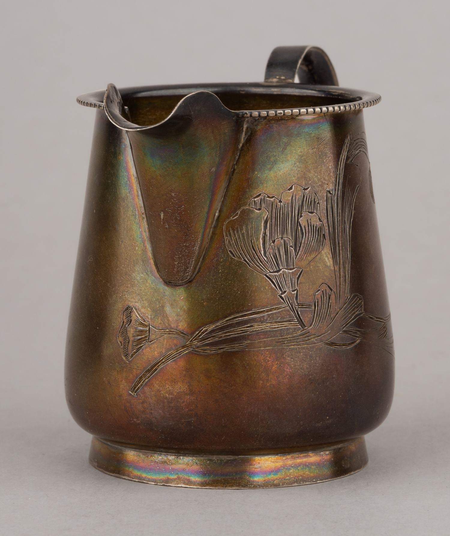 (Из собрания советской оперной певицы Антоновой Елизаветы) Сливочник в стиле модерн с изображением цветов. Россия, Москва, мастер-монограммист «НИ», 1899–1908 годы.