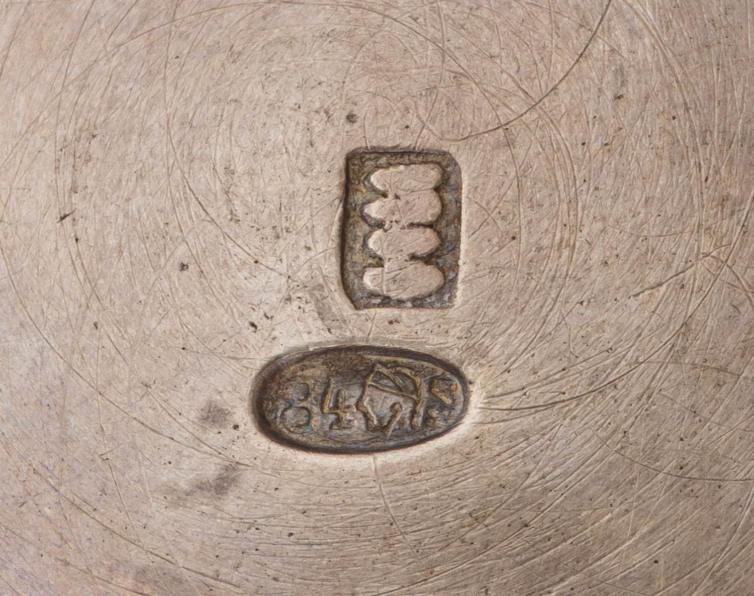 (Из собрания советской оперной певицы Антоновой Елизаветы) Сливочник в стиле модерн с изображением цветов. Россия, Москва, мастер-монограммист «НИ», 1899–1908 годы.