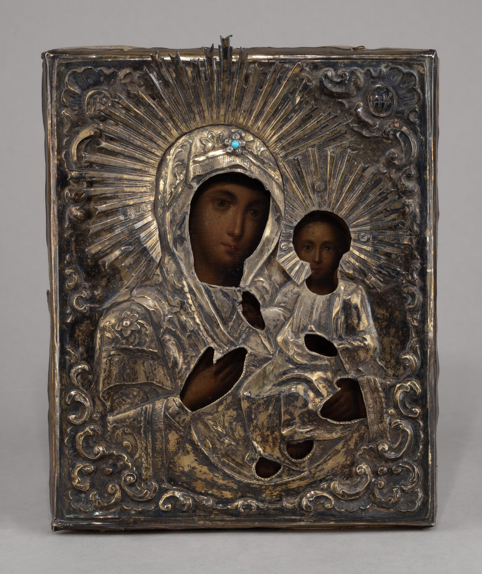 (С бриллиантами) Икона «Богоматерь Казанская» в серебряном окладе, инкрустированном бриллиантами. «В  старинном киоте». <br>Россия, Москва, мастер-монограммист «ФС», 1853.