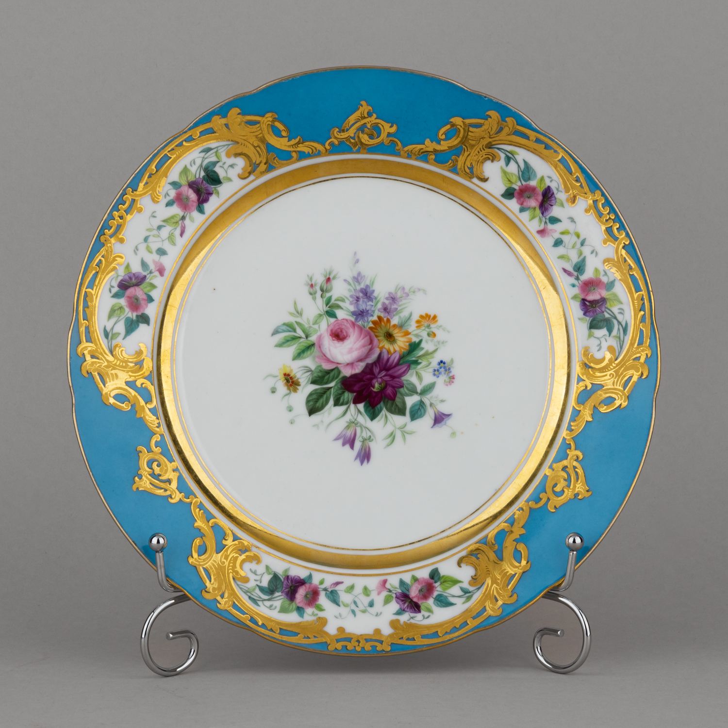 (ИФЗ). Тарелка, декорированная изображениями цветов. 
Россия, Императорский фарфоровый завод, 1855–1881 годы.