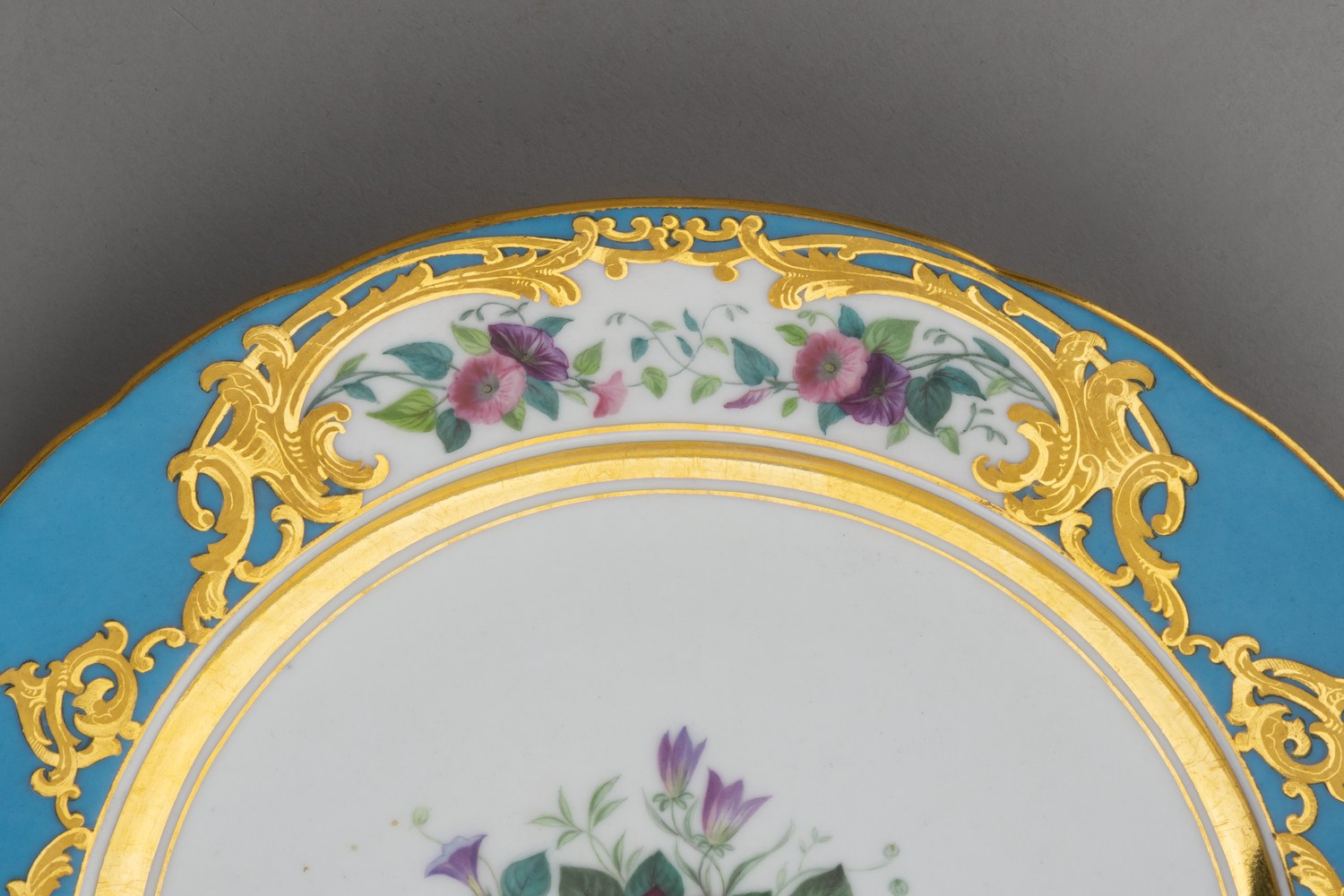 (ИФЗ). Тарелка, декорированная изображениями цветов. 
Россия, Императорский фарфоровый завод, 1855–1881 годы.