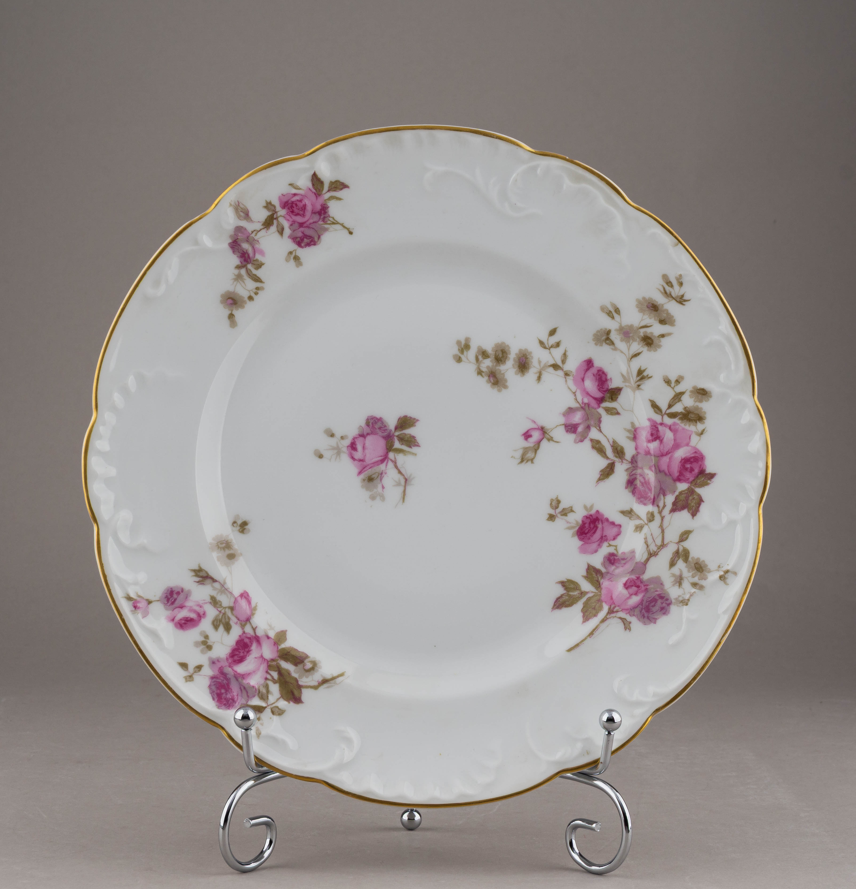 (Из собрания секретаря А.В. Луначарского) Шесть тарелок под горячее «Розы». Санкт-Петербург, завод братьев Корниловых, 1884-1917 годы.