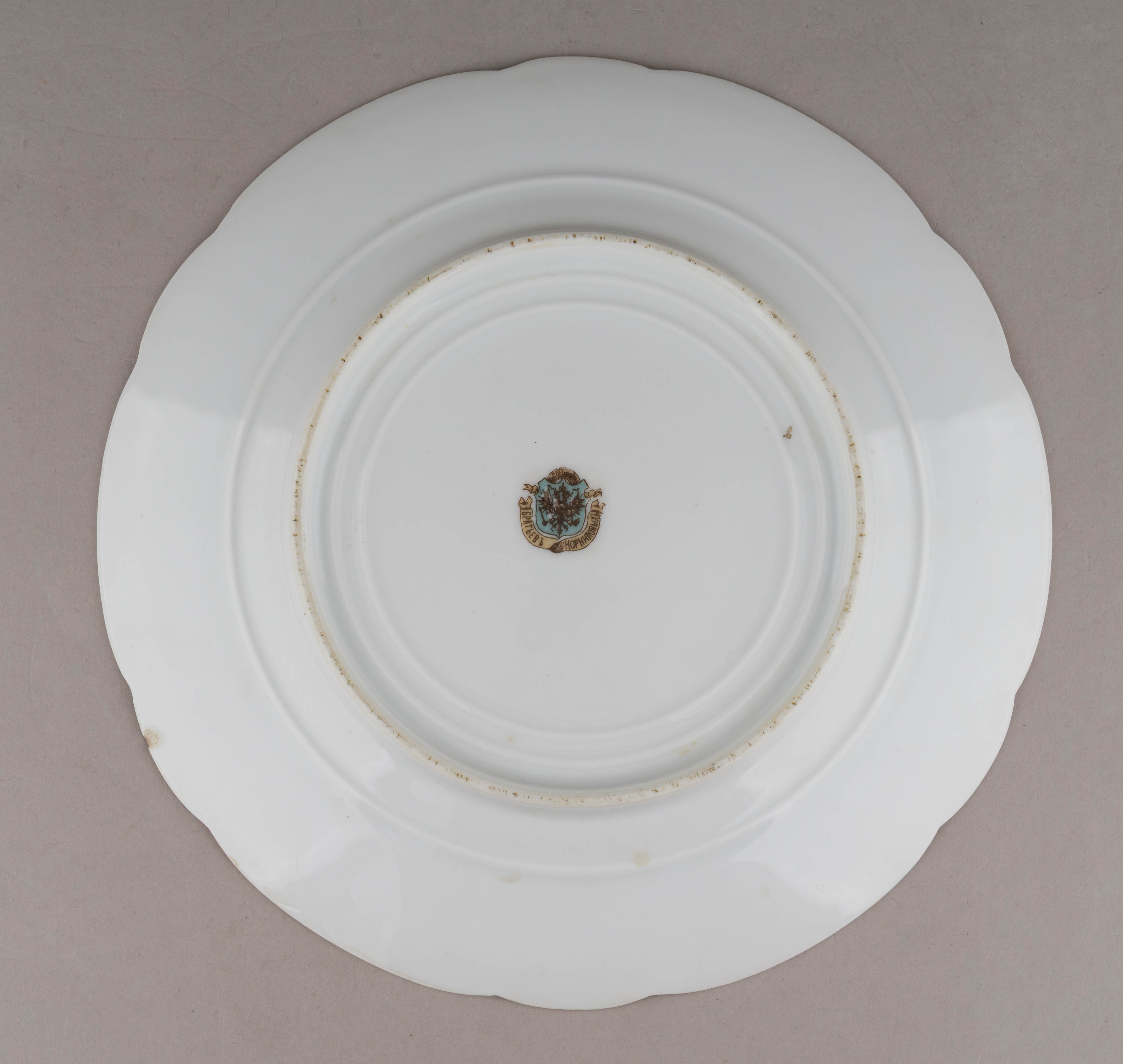 (Из собрания секретаря А.В. Луначарского) Шесть тарелок под горячее «Розы». Санкт-Петербург, завод братьев Корниловых, 1884-1917 годы.