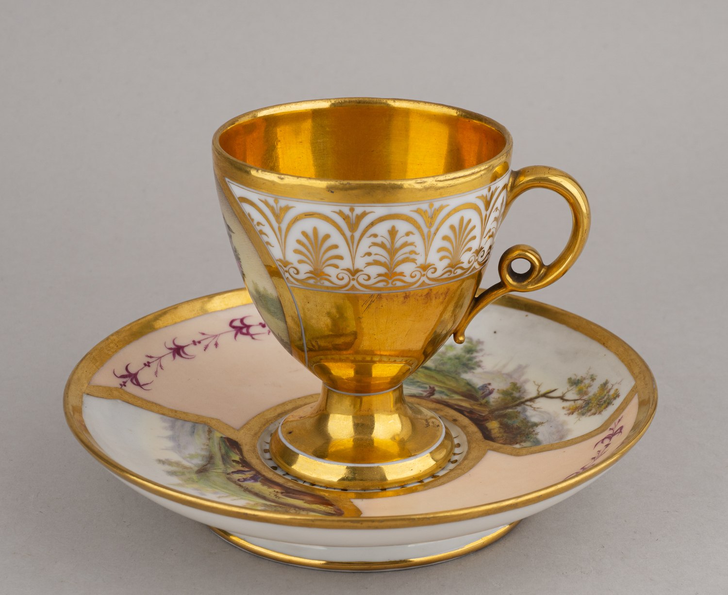 Чайная пара с изображением девочки и козлика. Западная Европа, первая половина XIX века.