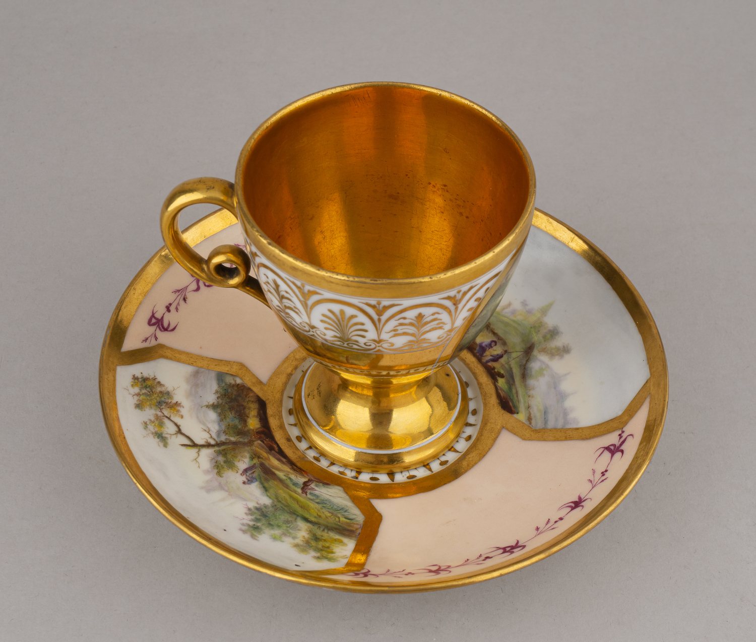 Чайная пара с изображением девочки и козлика. Западная Европа, первая половина XIX века.