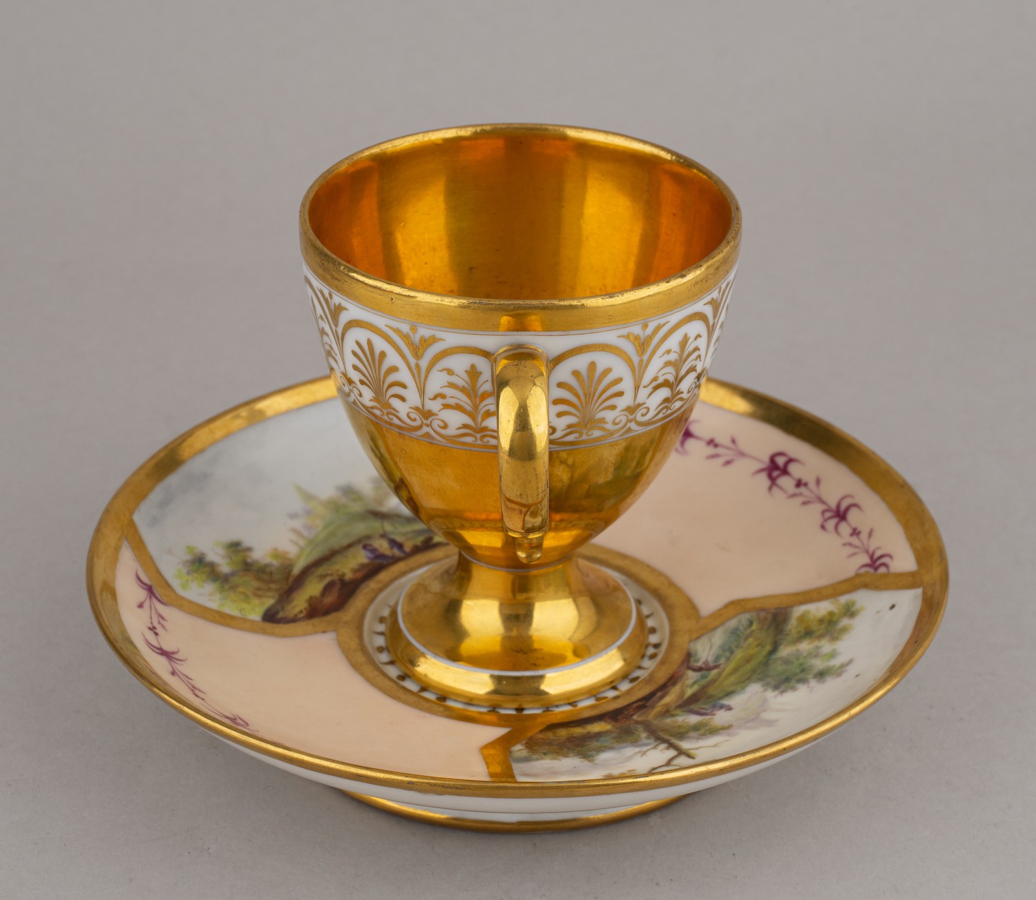 Чайная пара с изображением девочки и козлика. Западная Европа, первая половина XIX века.