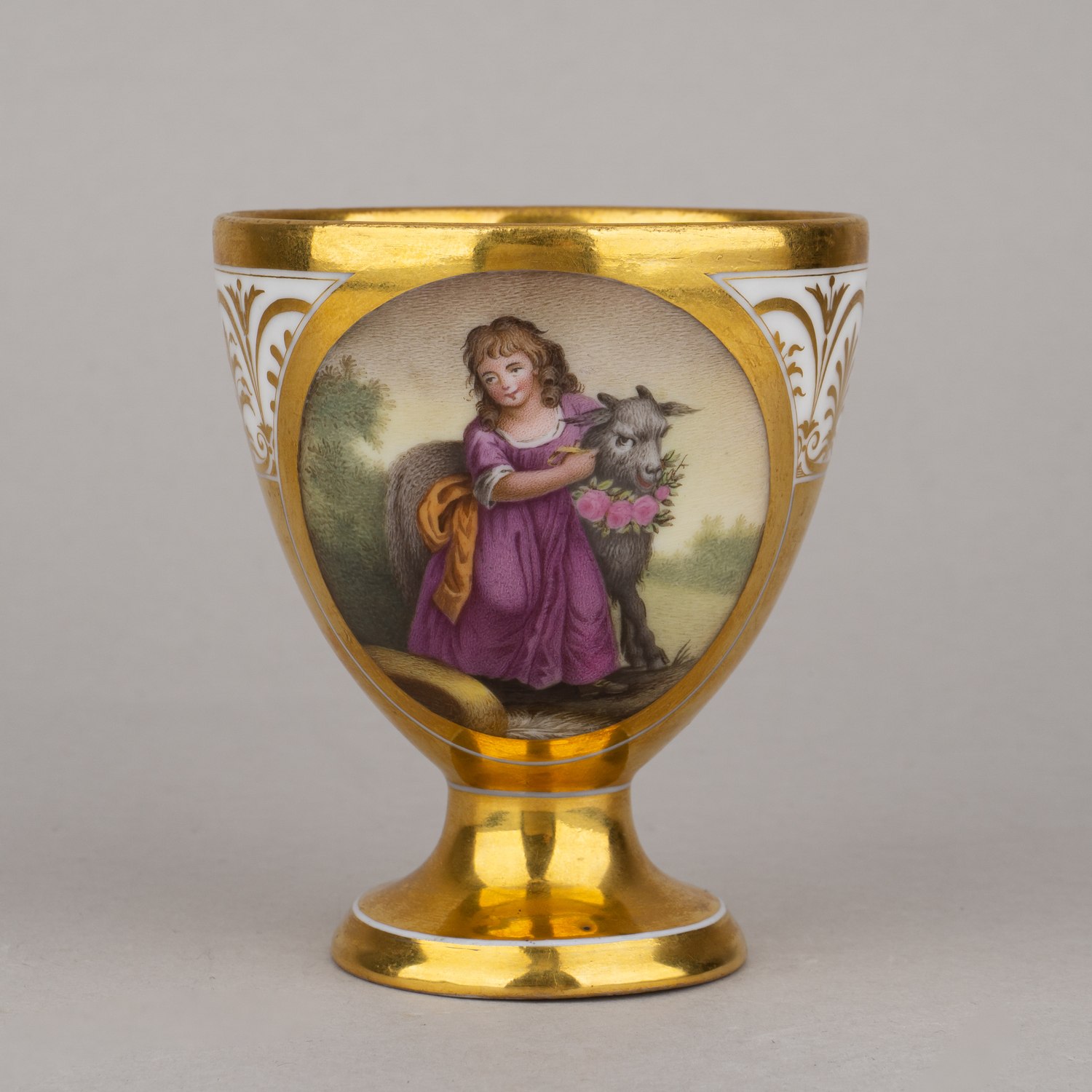 Чайная пара с изображением девочки и козлика. Западная Европа, первая половина XIX века.