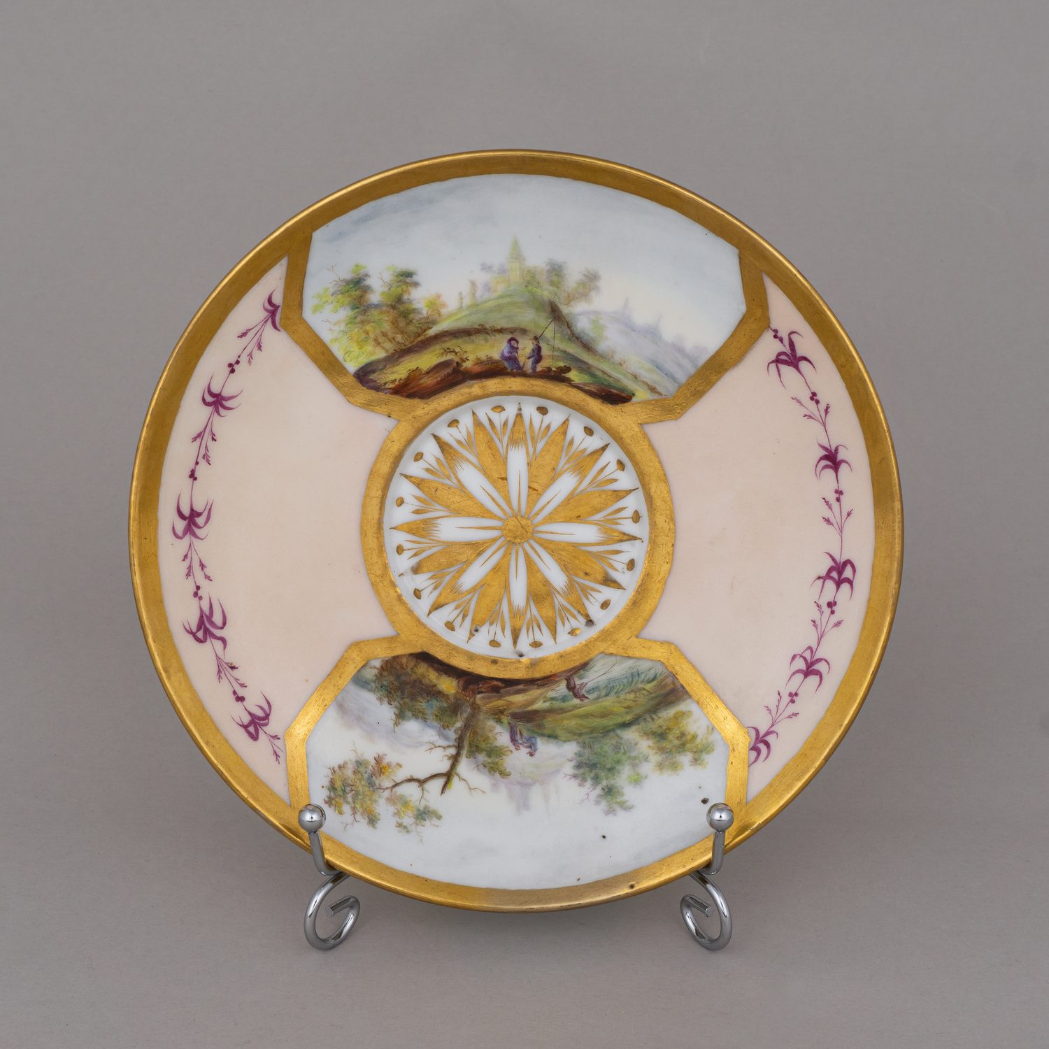 Чайная пара с изображением девочки и козлика. Западная Европа, первая половина XIX века.