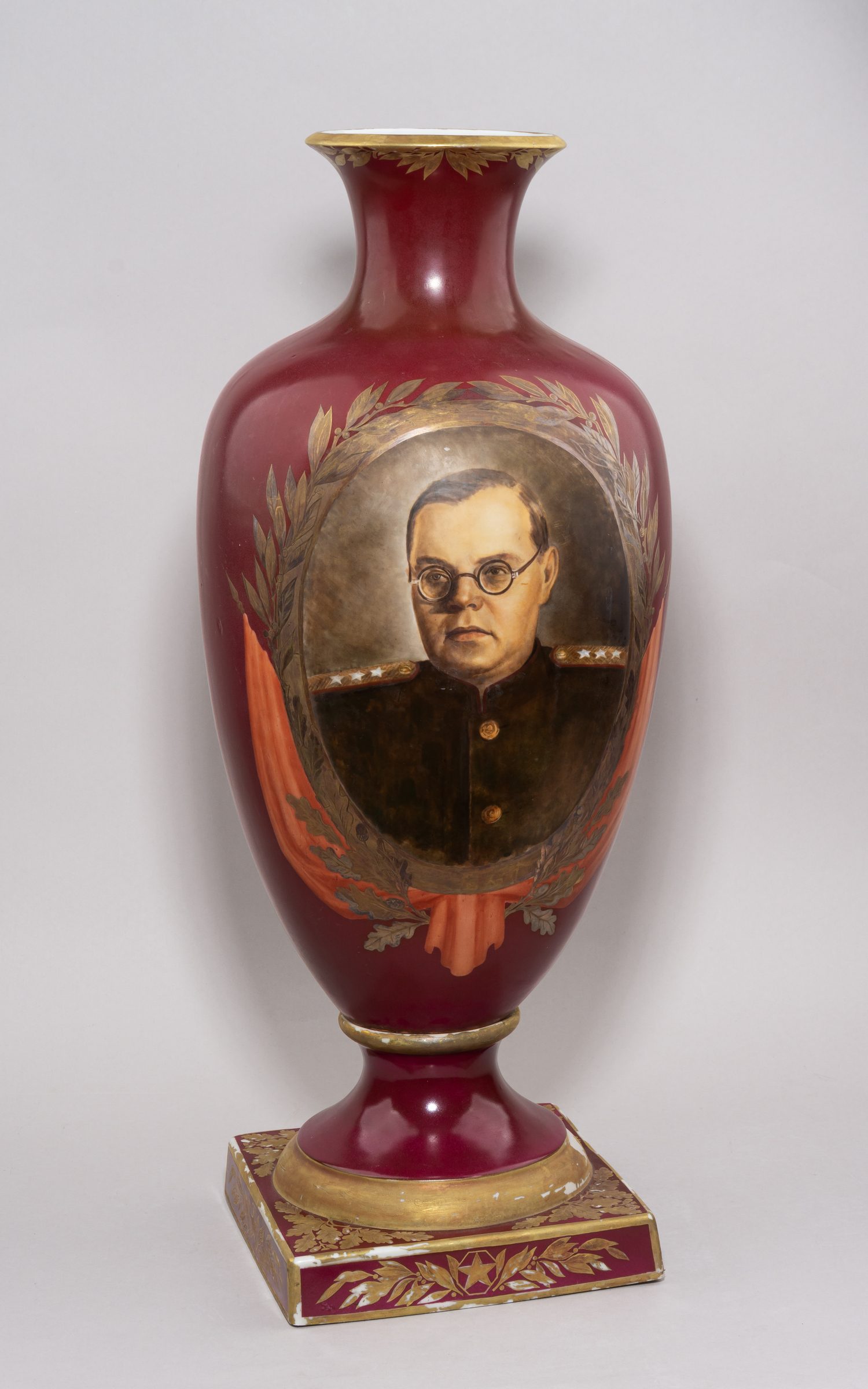 (В собрании музея Вооружённых сил РФ) Напольная ваза с изображением Александра Щербакова. Первомайский фарфоровый завод (Песочное), художник - М.Ф. Паламарчук, 1940-1950-е гг.