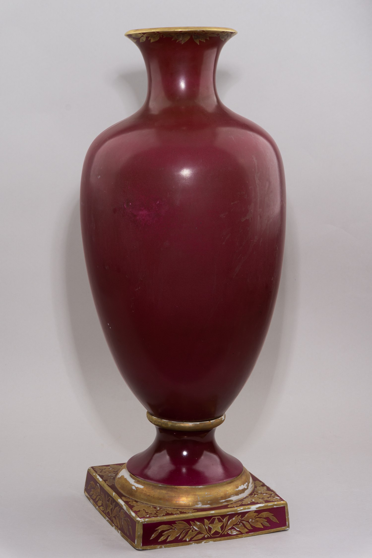 (В собрании музея Вооружённых сил РФ) Напольная ваза с изображением Александра Щербакова. Первомайский фарфоровый завод (Песочное), художник - М.Ф. Паламарчук, 1940-1950-е гг.