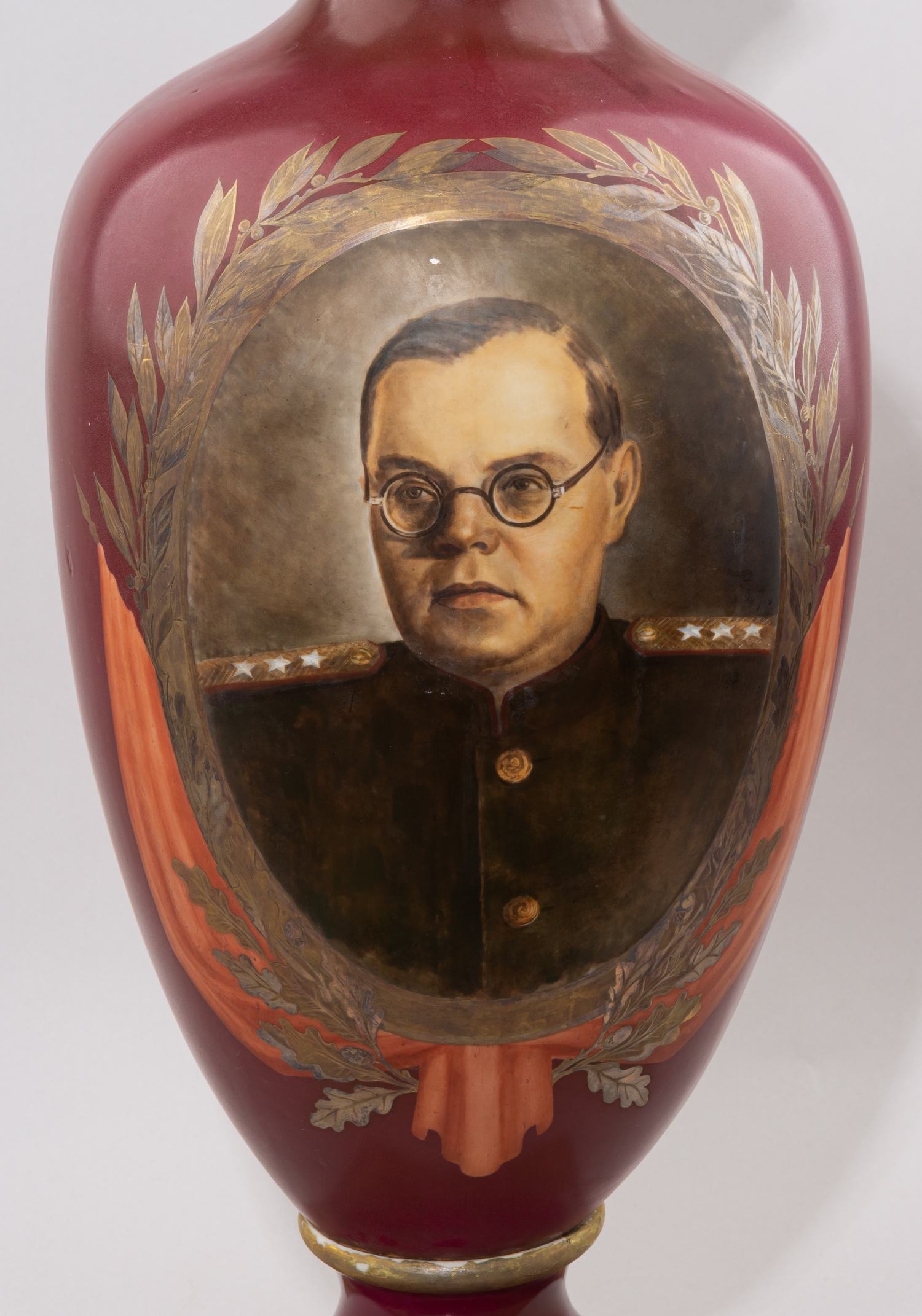 (В собрании музея Вооружённых сил РФ) Напольная ваза с изображением Александра Щербакова. Первомайский фарфоровый завод (Песочное), художник - М.Ф. Паламарчук, 1940-1950-е гг.