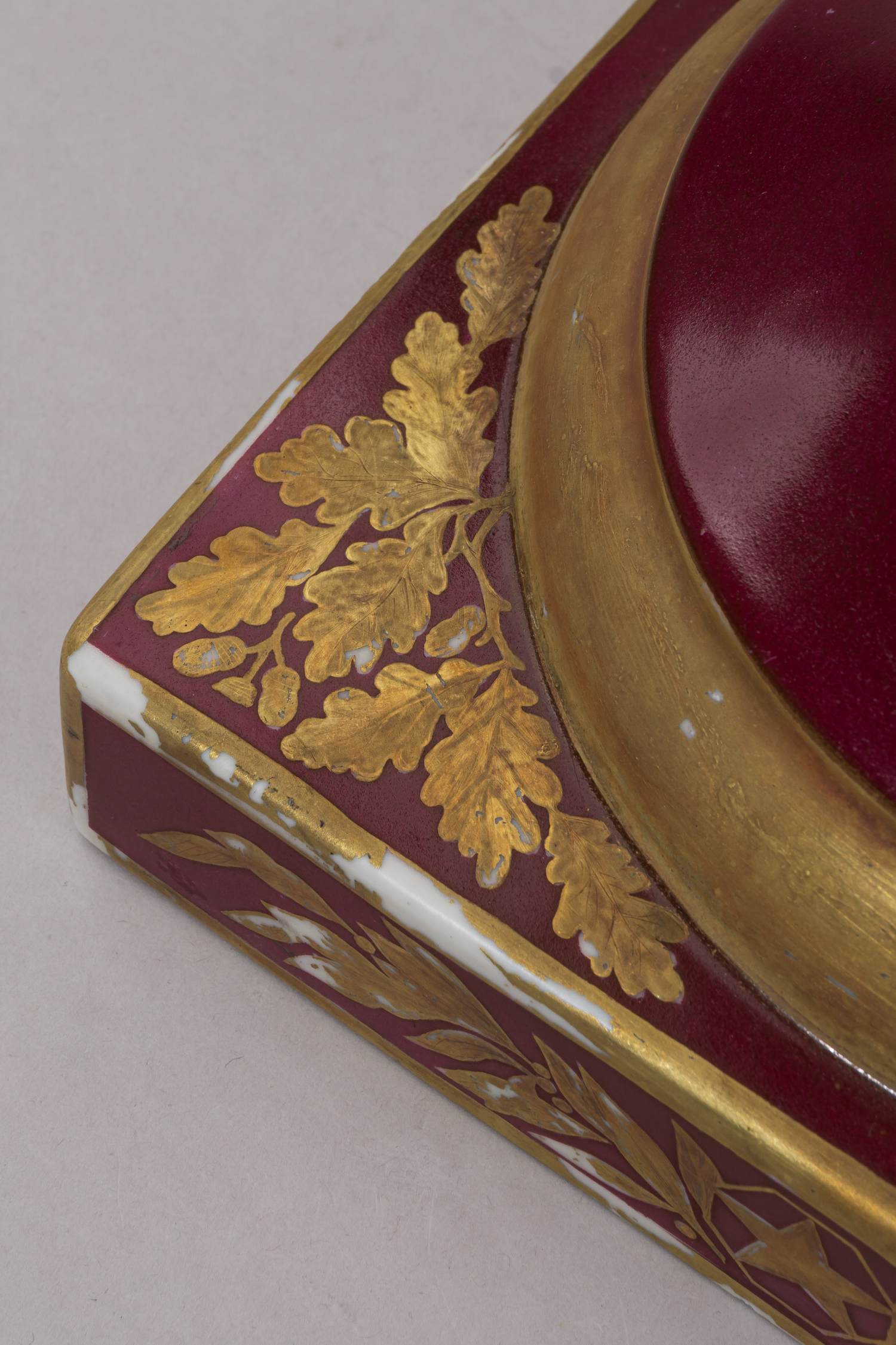 (В собрании музея Вооружённых сил РФ) Напольная ваза с изображением Александра Щербакова. Первомайский фарфоровый завод (Песочное), художник - М.Ф. Паламарчук, 1940-1950-е гг.