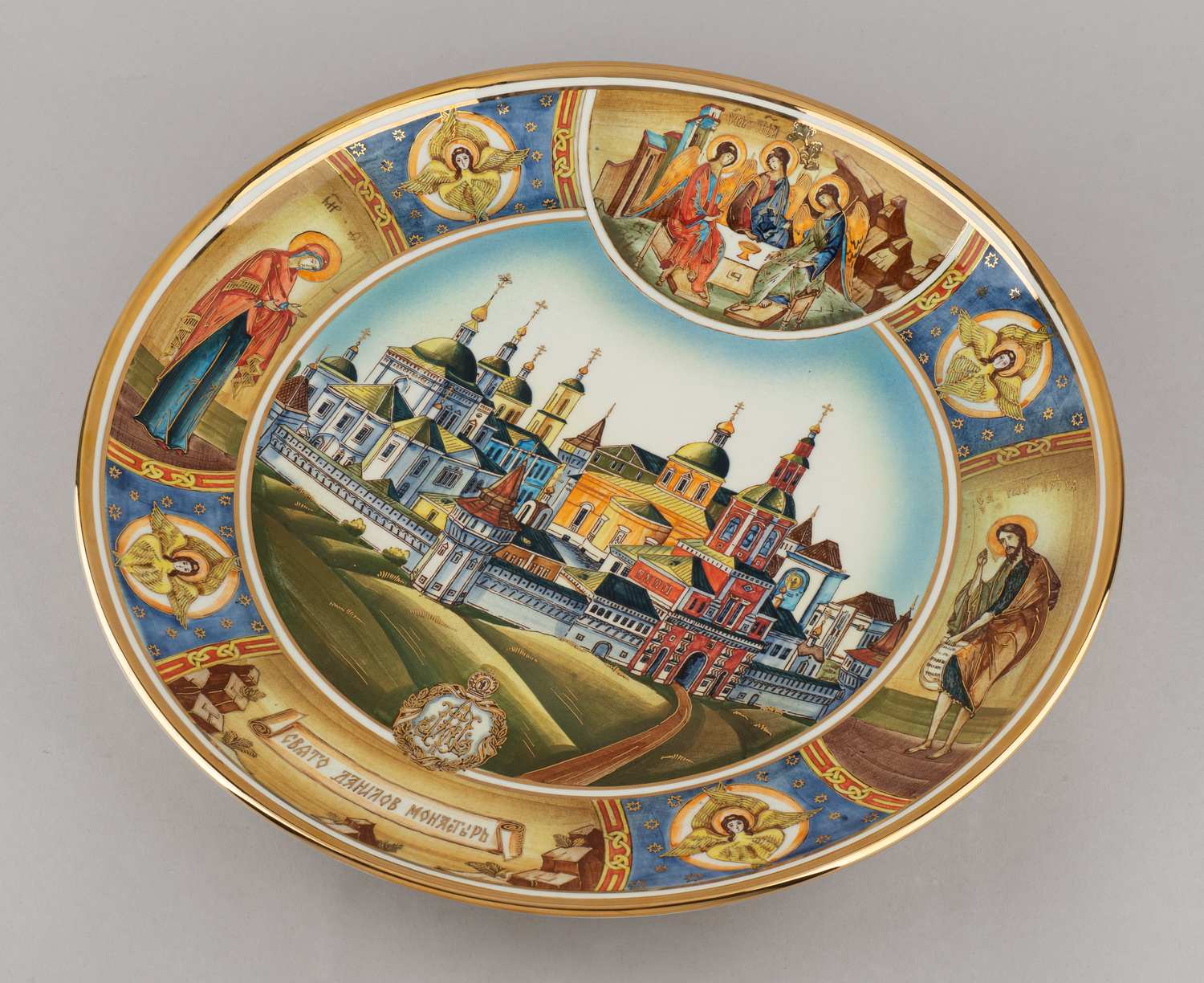 Декоративное блюдо с изображением Даниловского монастыря, из серии «850 лет Москве». Россия, Конаково,  Автор - А.А. Казанков, 1997 год.