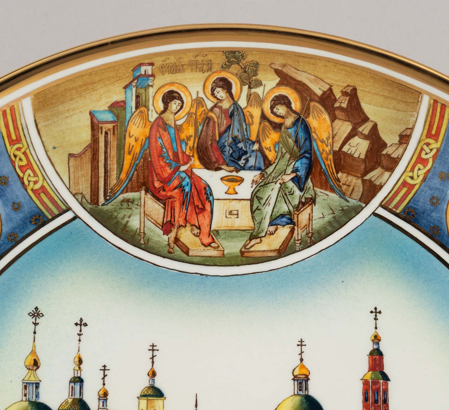 Декоративное блюдо с изображением Даниловского монастыря, из серии «850 лет Москве». Россия, Конаково,  Автор - А.А. Казанков, 1997 год.