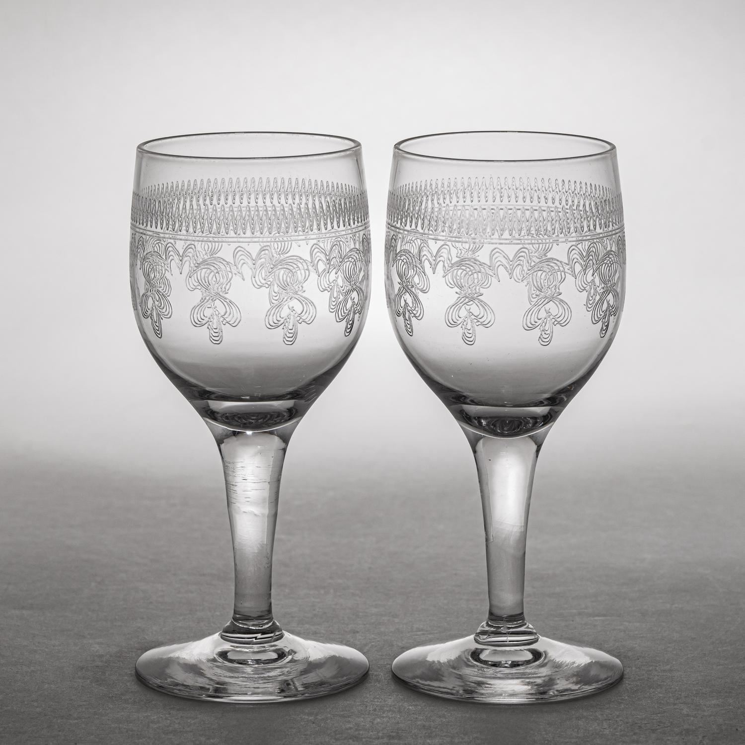 Пара рюмок с зигзагообразным узором. Россия, Мальцовский стекольный завод, Гусь-Хрустальный, начало XX века.