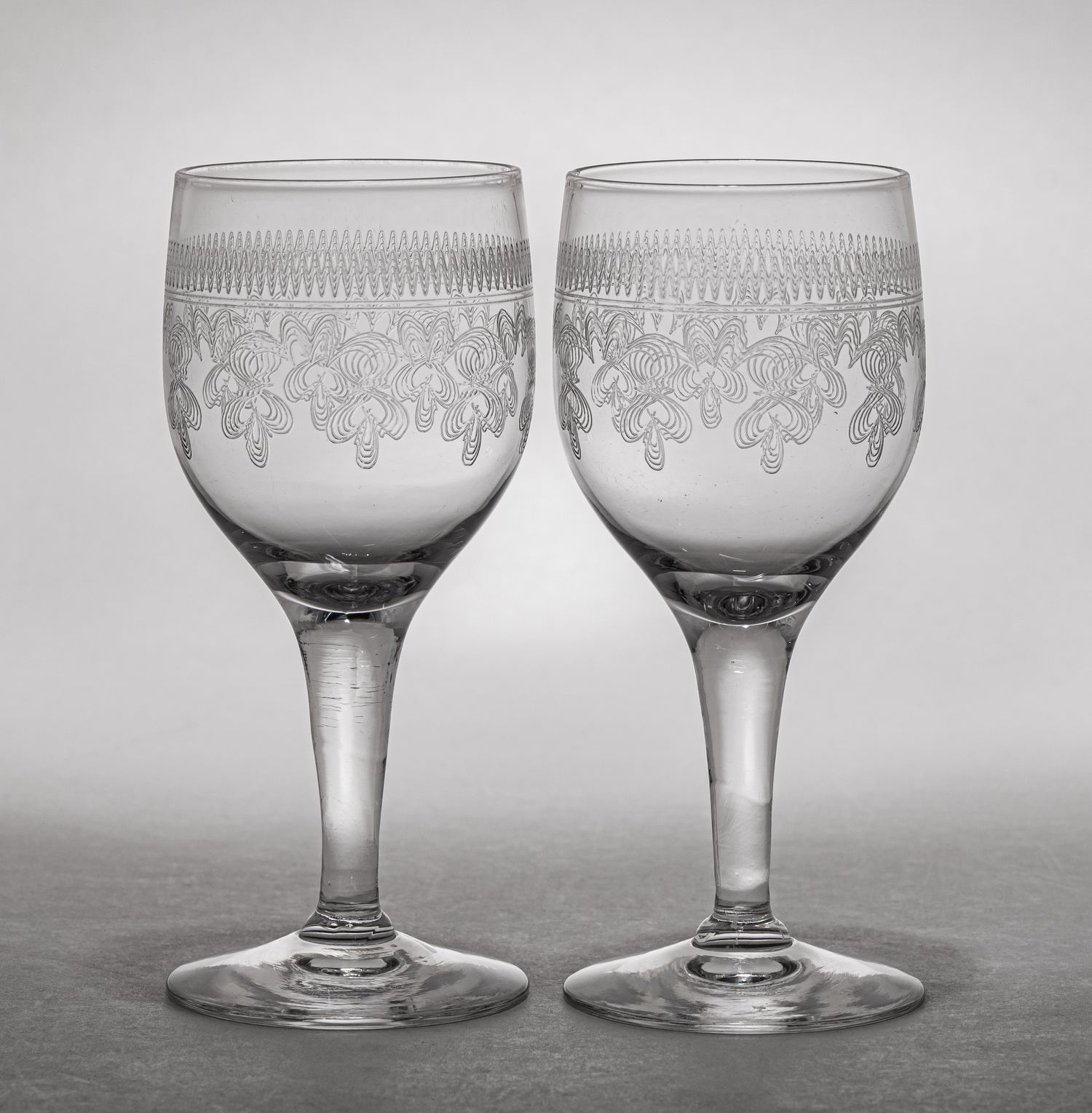 Пара рюмок с зигзагообразным узором. Россия, Мальцовский стекольный завод, Гусь-Хрустальный, начало XX века.