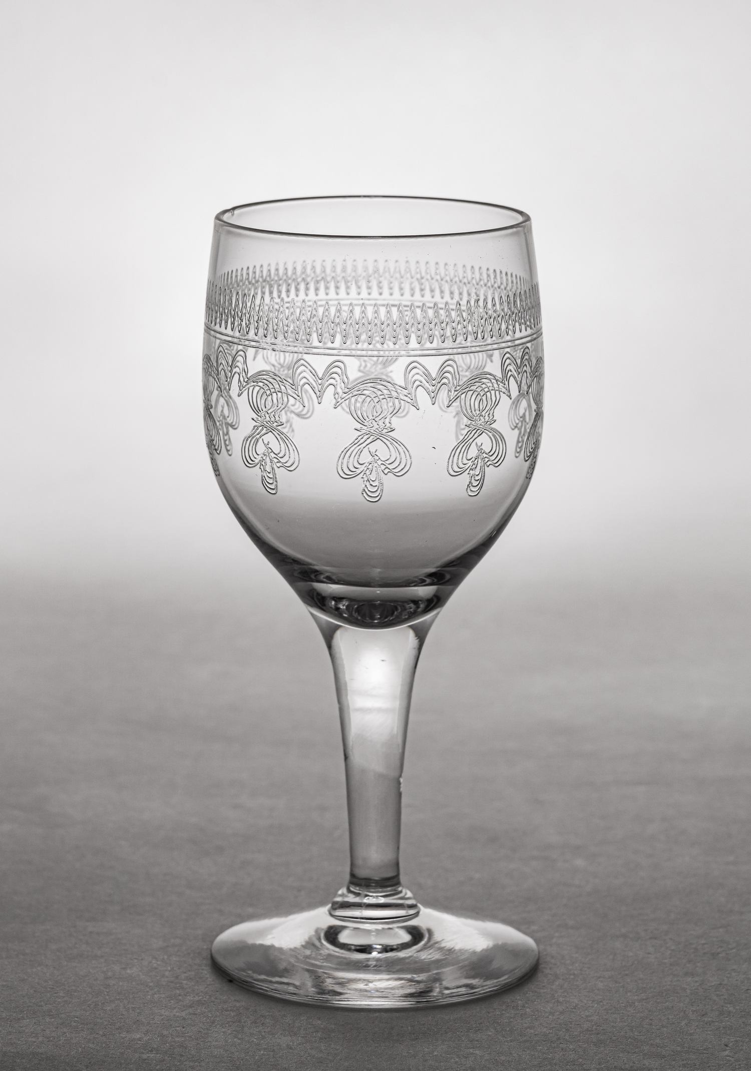 Пара рюмок с зигзагообразным узором. Россия, Мальцовский стекольный завод, Гусь-Хрустальный, начало XX века.