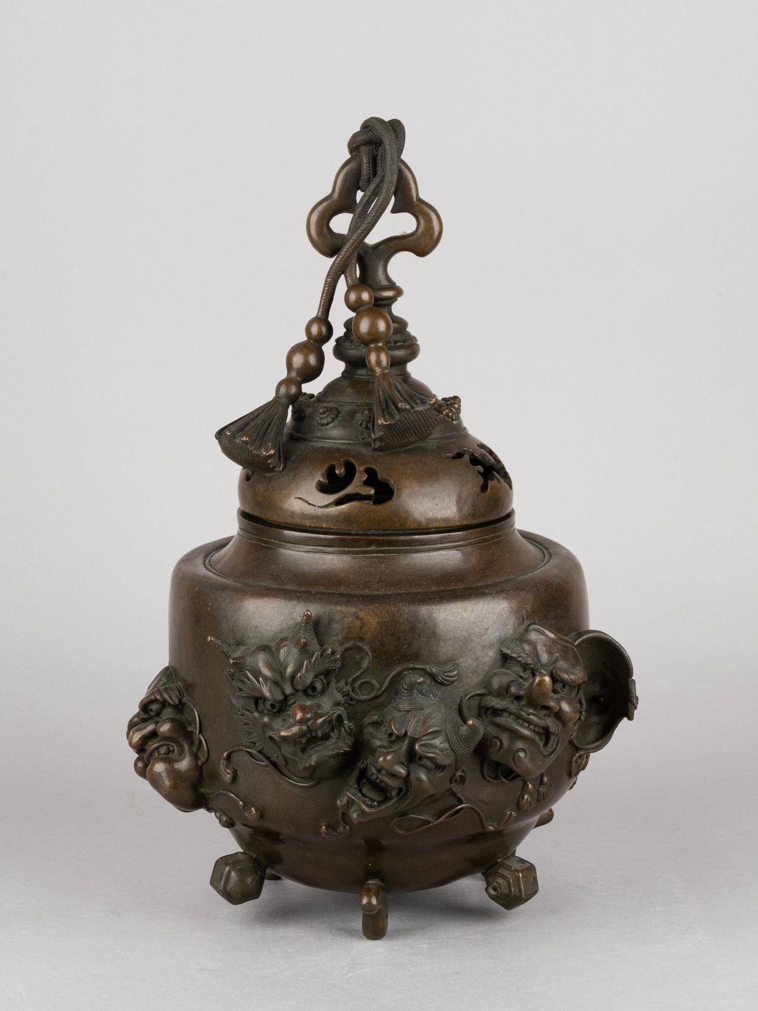 Бронзовая курильница в форме колокольчика Судзу.
Япония, 1868–1912 (эпоха Мэйдзи).