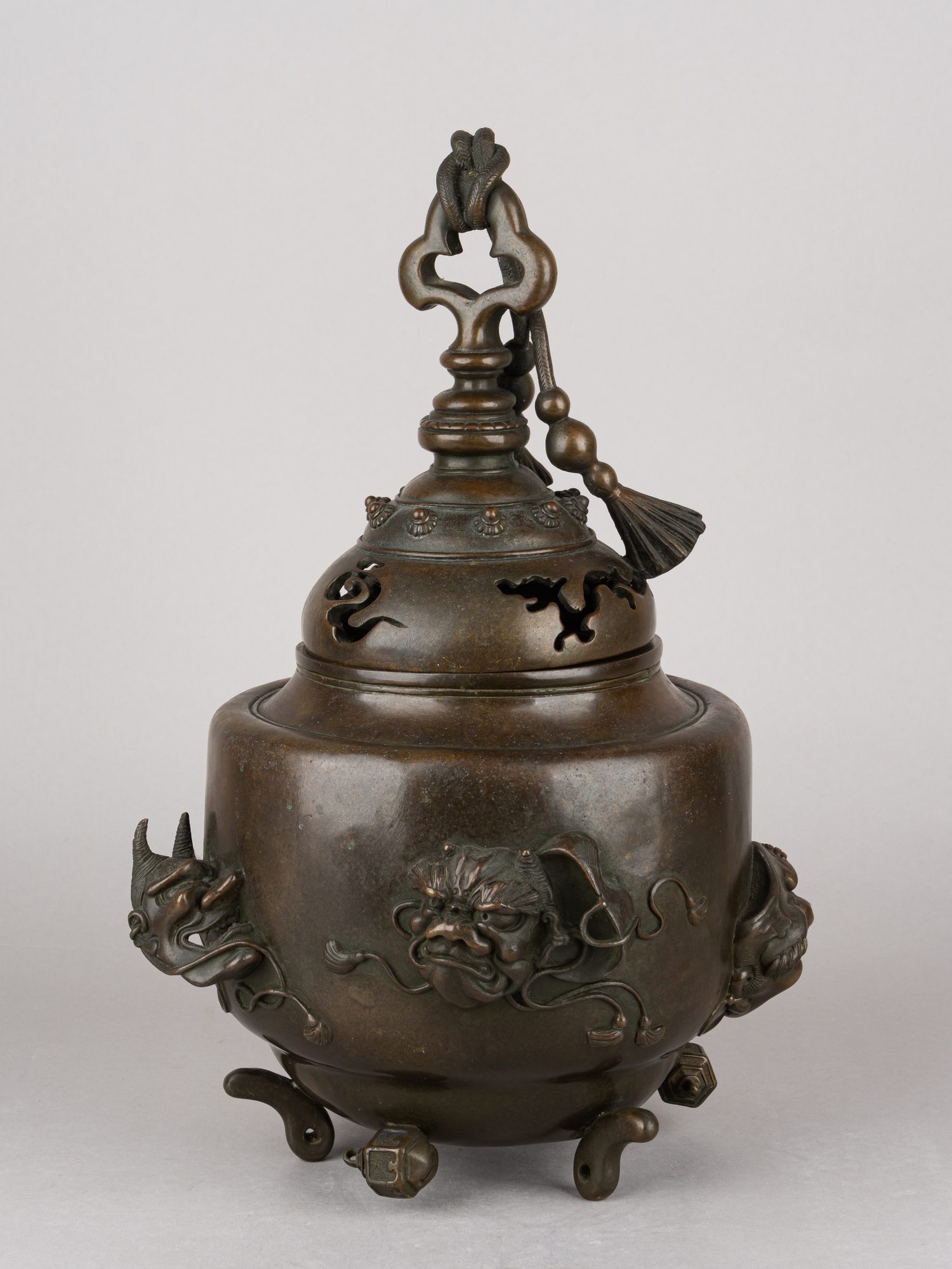 Бронзовая курильница в форме колокольчика Судзу.
Япония, 1868–1912 (эпоха Мэйдзи).