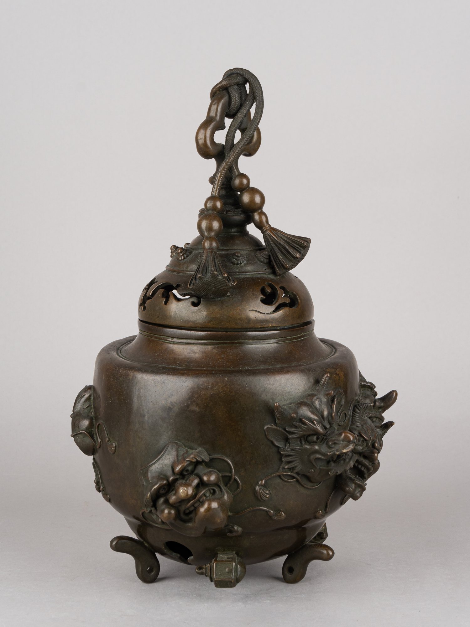 Бронзовая курильница в форме колокольчика Судзу.
Япония, 1868–1912 (эпоха Мэйдзи).