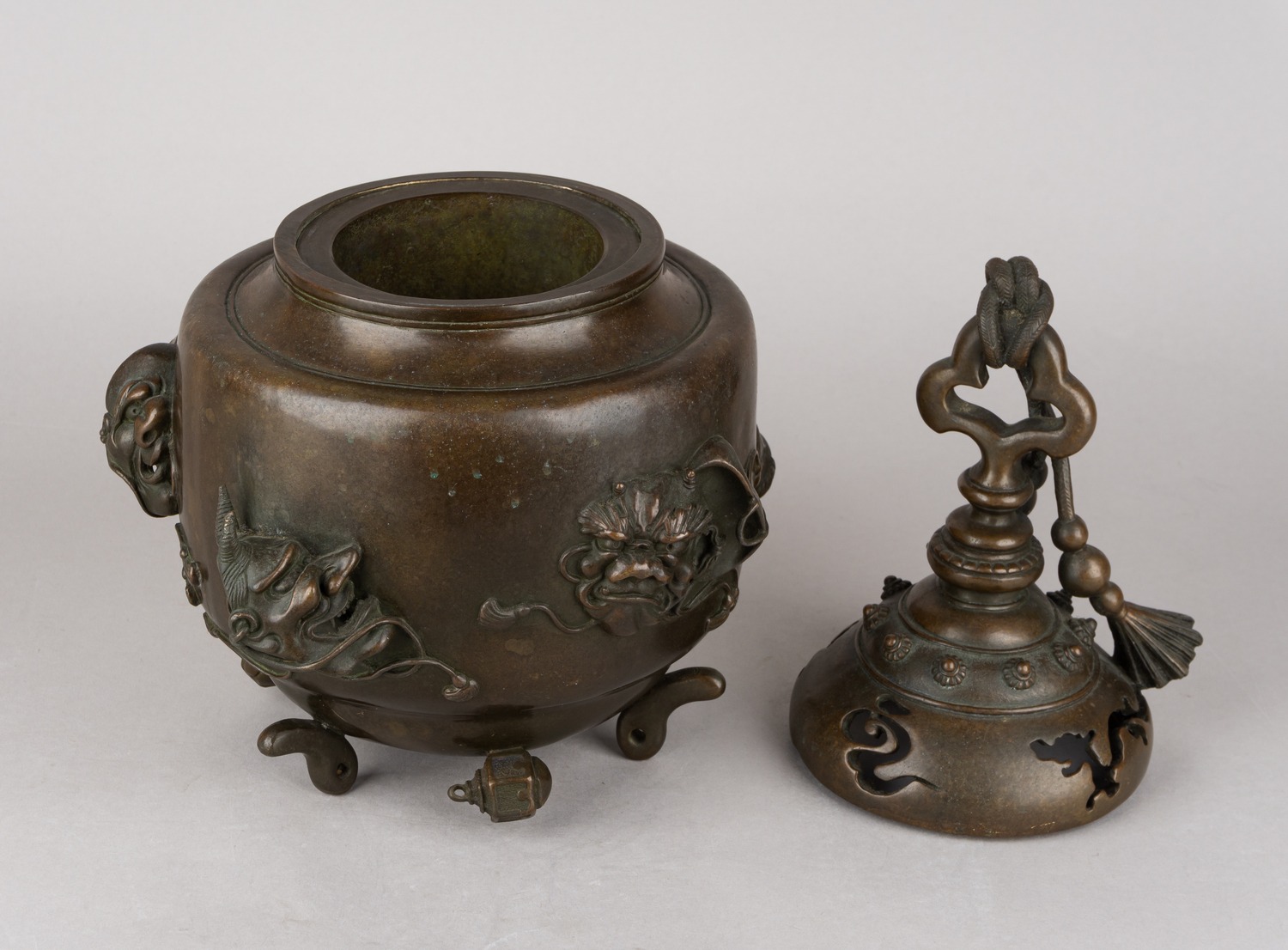 Бронзовая курильница в форме колокольчика Судзу.
Япония, 1868–1912 (эпоха Мэйдзи).